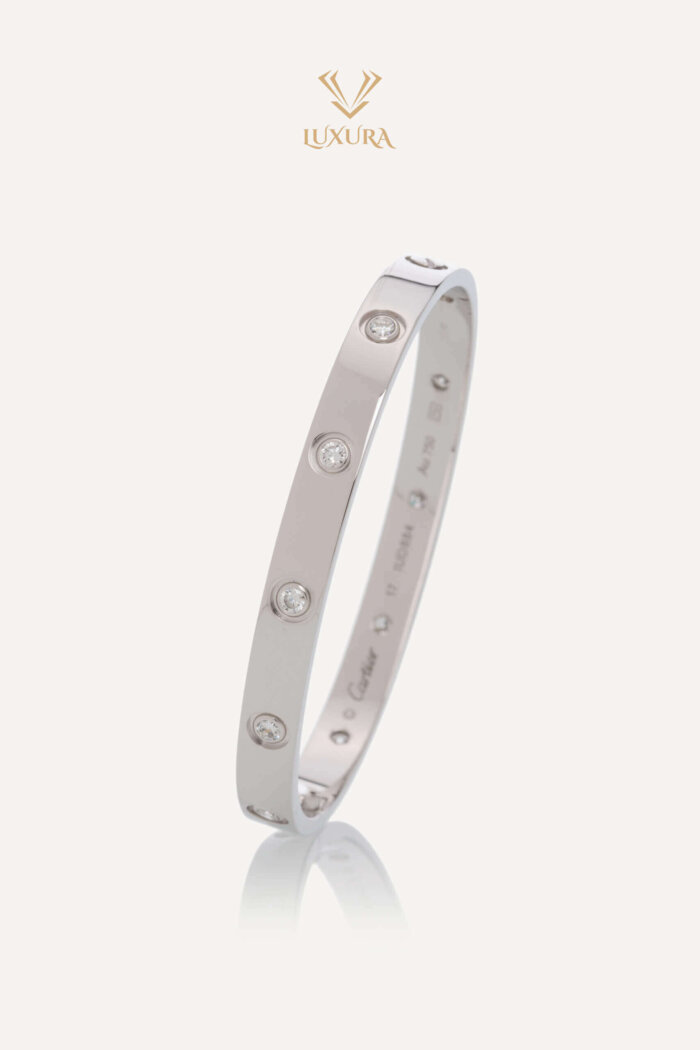 <span style="font-size: 10px; color: rgb(101, 101, 101);letter-spacing: .15em;">IN TENDINTE</span><br><strong> CARTIER </strong><br><div style="margin-top:10px; font-size:16px;">Love Bracelet 18K White Gold with 10 briliant-cut 0.96 ct Diamonds 17 </div><br>