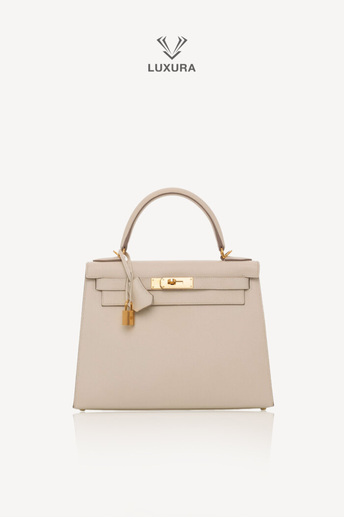 <span style="font-size: 10px; color: rgb(101, 101, 101);letter-spacing: .15em;">HARD TO FIND</span><br><strong> HERMÈS </strong><br><div style="margin-top:10px; font-size:16px;">Kelly 25 Craie Epsom Gold Hardware</div><br>