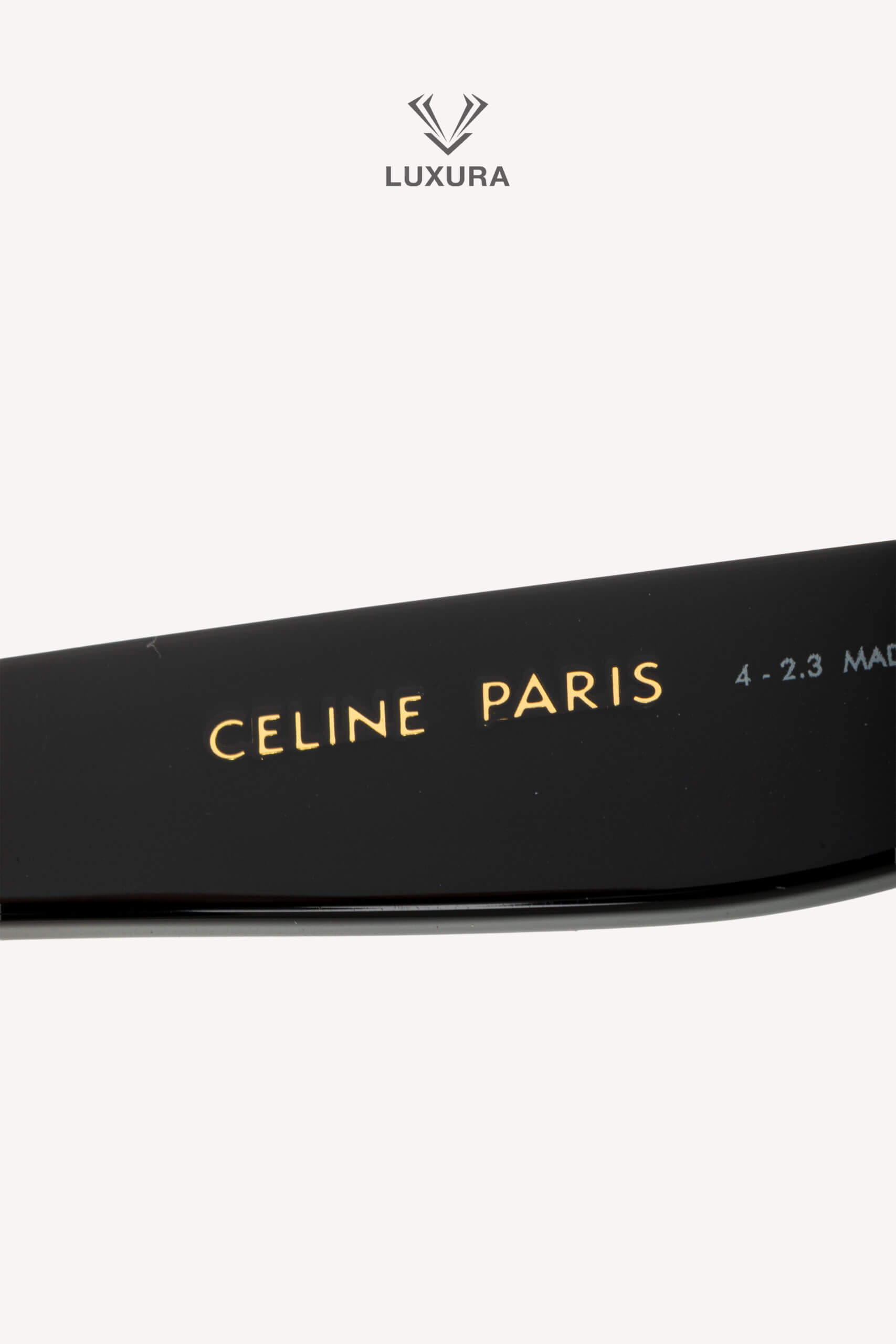 <span style="font-size: 10px; color: rgb(101, 101, 101);letter-spacing: .15em;"> HARD TO FIND</span><br><strong> CELINE </strong><br><div style="margin-top:10px; font-size:16px;"> CL4005IN Black Sunglasses </div><br> - Image 16