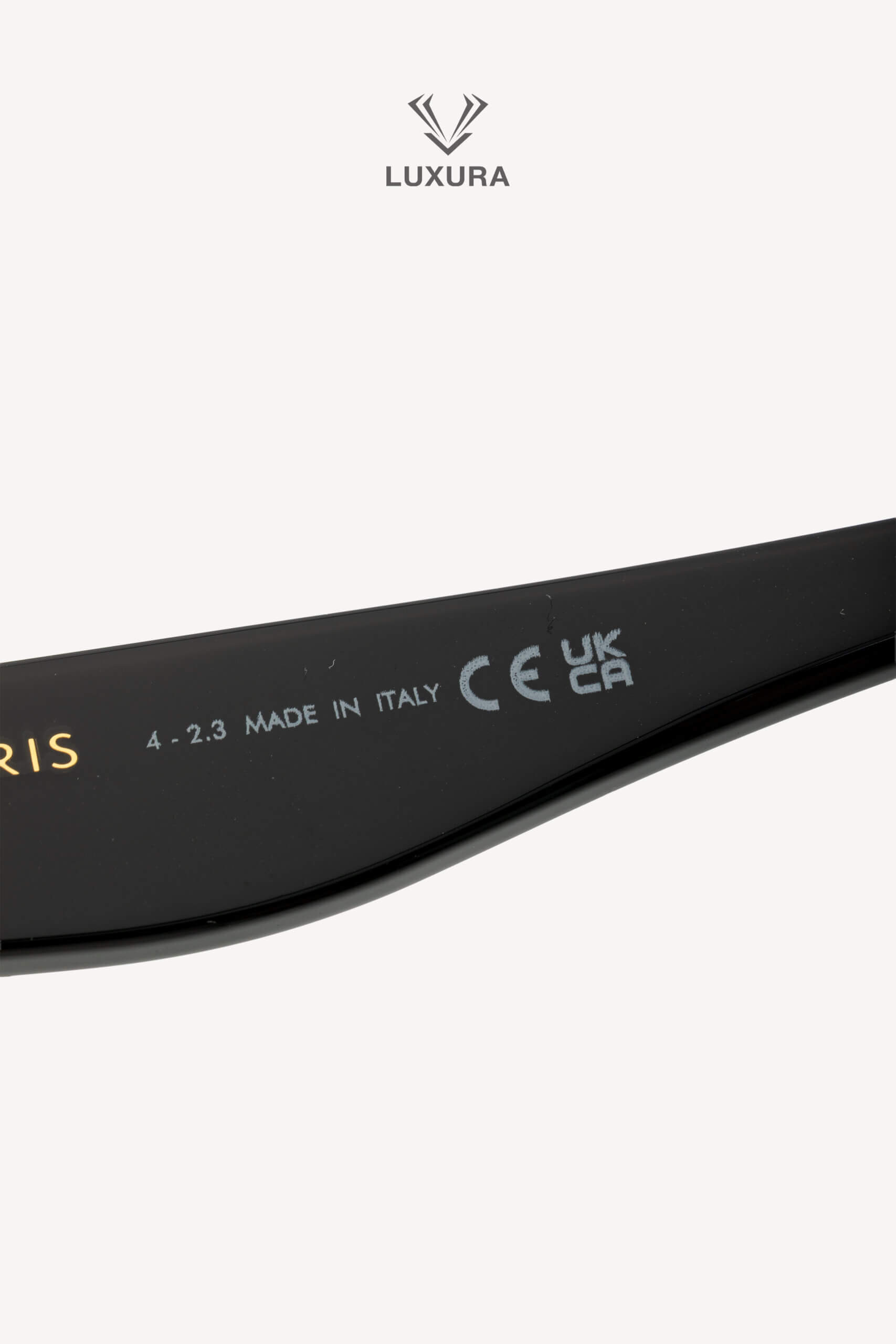 <span style="font-size: 10px; color: rgb(101, 101, 101);letter-spacing: .15em;"> HARD TO FIND</span><br><strong> CELINE </strong><br><div style="margin-top:10px; font-size:16px;"> CL4005IN Black Sunglasses </div><br> - Image 15