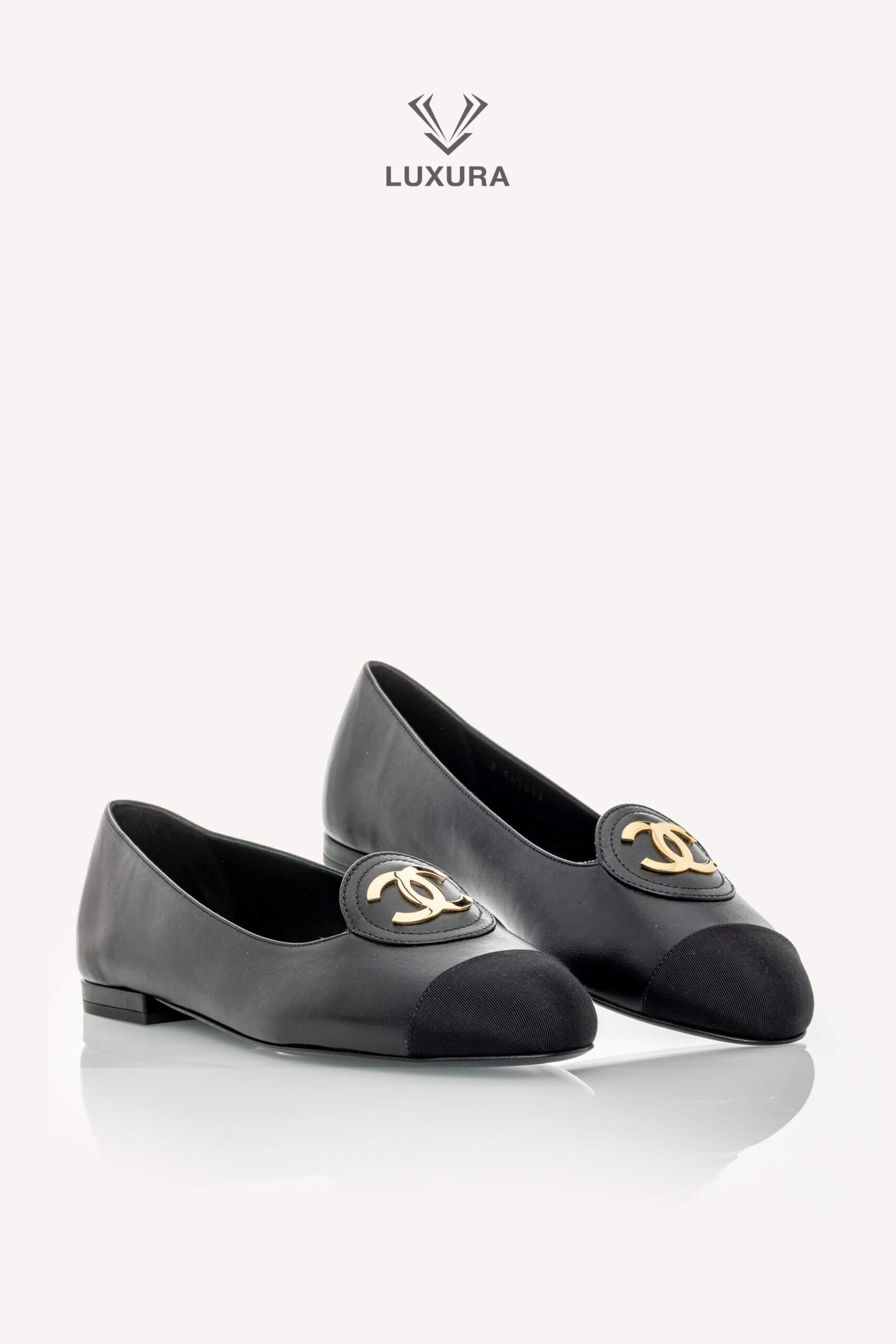 <span style="font-size: 10px; color: rgb(101, 101, 101);letter-spacing: .15em;">NEW COLLECTION</span><br><strong> CHANEL </strong><br><div style="margin-top:10px; font-size:16px;"> Spring Summer 2026 Pre-Collection Loafers Calfskin Grosgrain Black & Black 39 </div><br> - Image 5