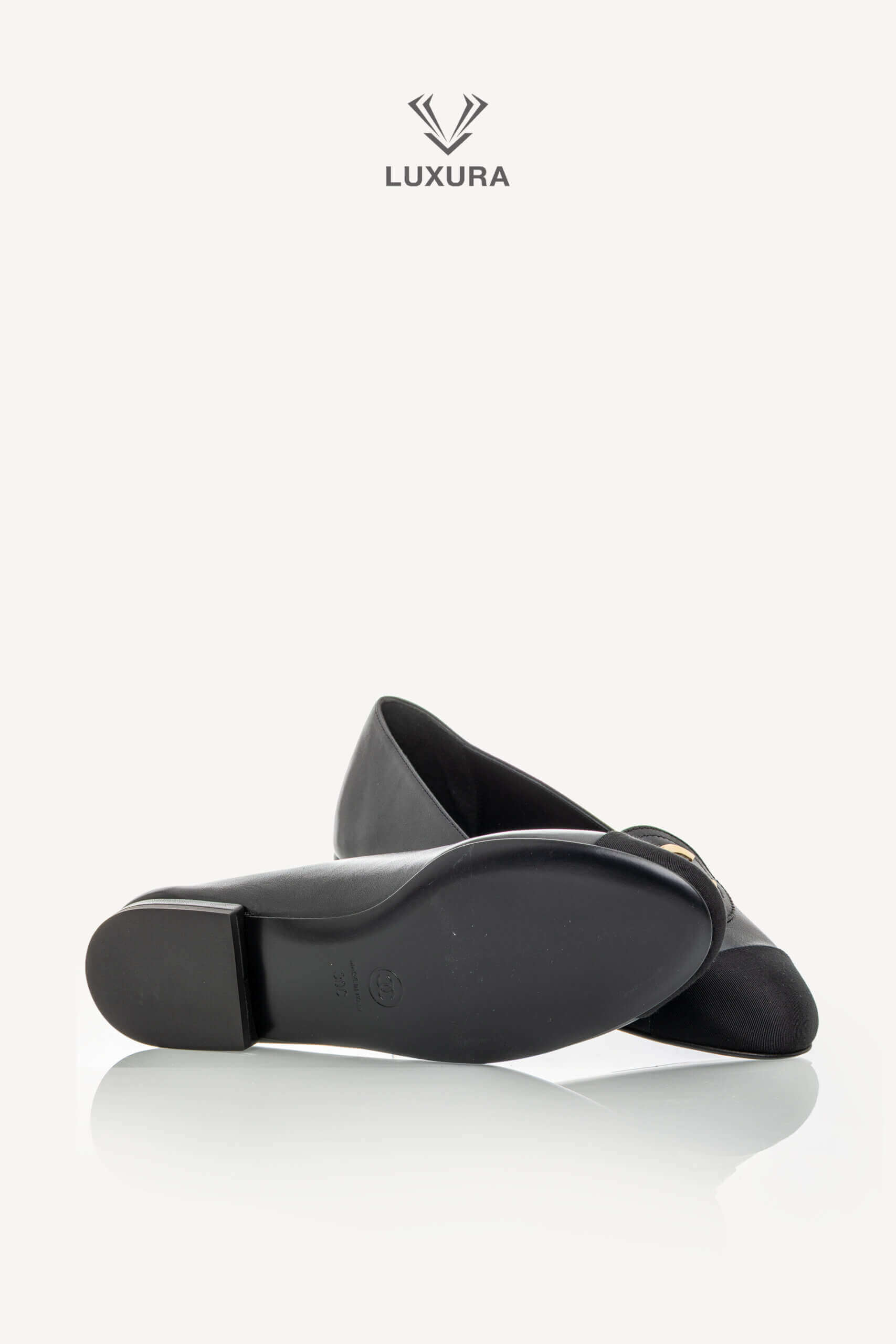 <span style="font-size: 10px; color: rgb(101, 101, 101);letter-spacing: .15em;">NEW COLLECTION</span><br><strong> CHANEL </strong><br><div style="margin-top:10px; font-size:16px;"> Spring Summer 2026 Pre-Collection Loafers Calfskin Grosgrain Black & Black 39 </div><br> - Image 17