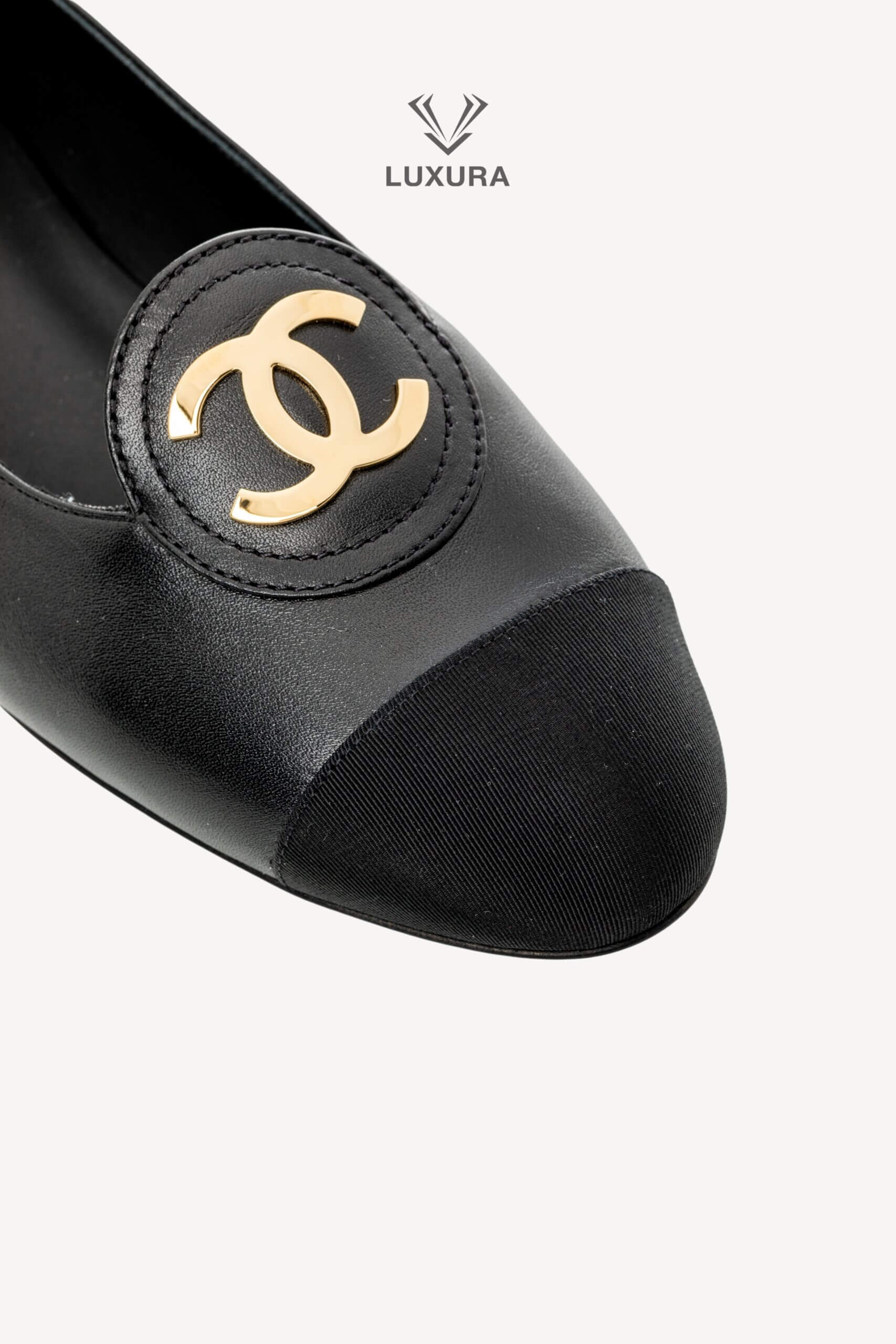 <span style="font-size: 10px; color: rgb(101, 101, 101);letter-spacing: .15em;">NEW COLLECTION</span><br><strong> CHANEL </strong><br><div style="margin-top:10px; font-size:16px;"> Spring Summer 2026 Pre-Collection Loafers Calfskin Grosgrain Black & Black 39 </div><br> - Image 8