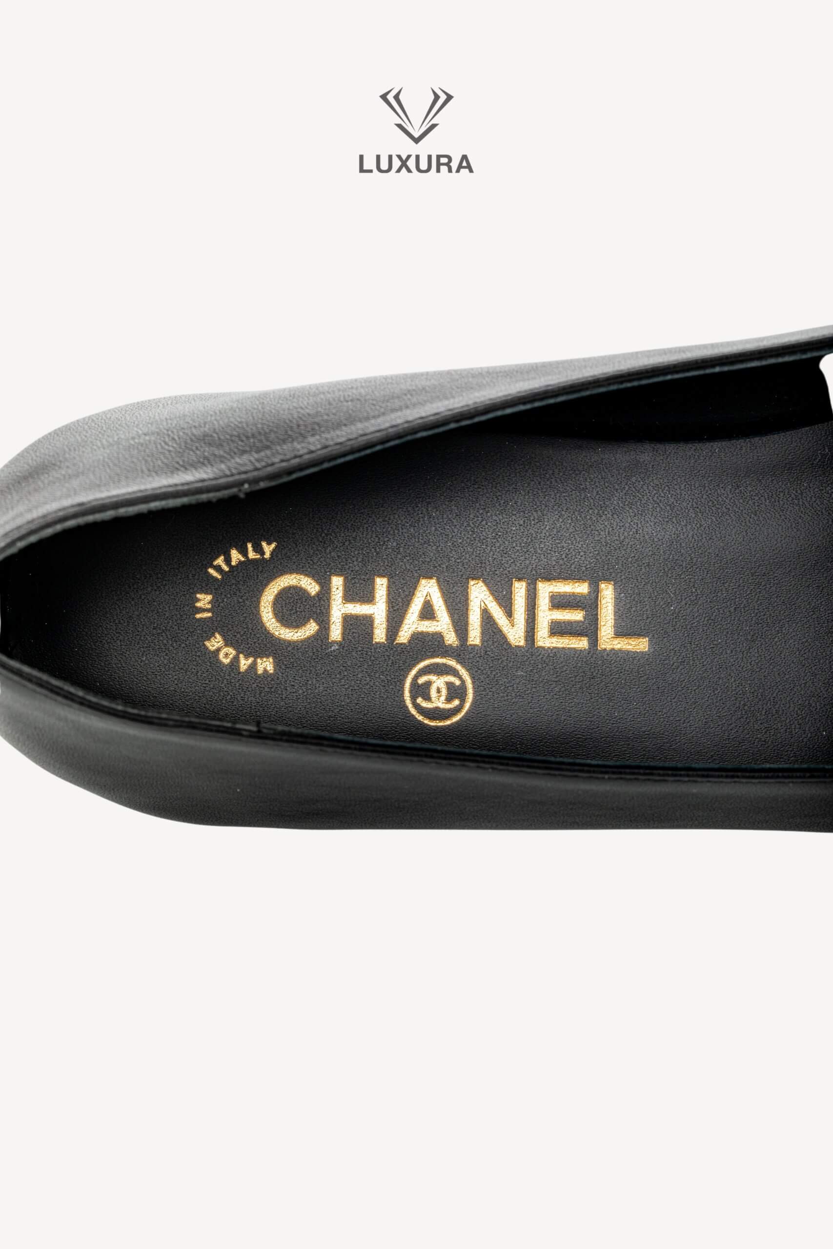 <span style="font-size: 10px; color: rgb(101, 101, 101);letter-spacing: .15em;">NEW COLLECTION</span><br><strong> CHANEL </strong><br><div style="margin-top:10px; font-size:16px;"> Spring Summer 2026 Pre-Collection Loafers Calfskin Grosgrain Black & Black 39 </div><br> - Image 13