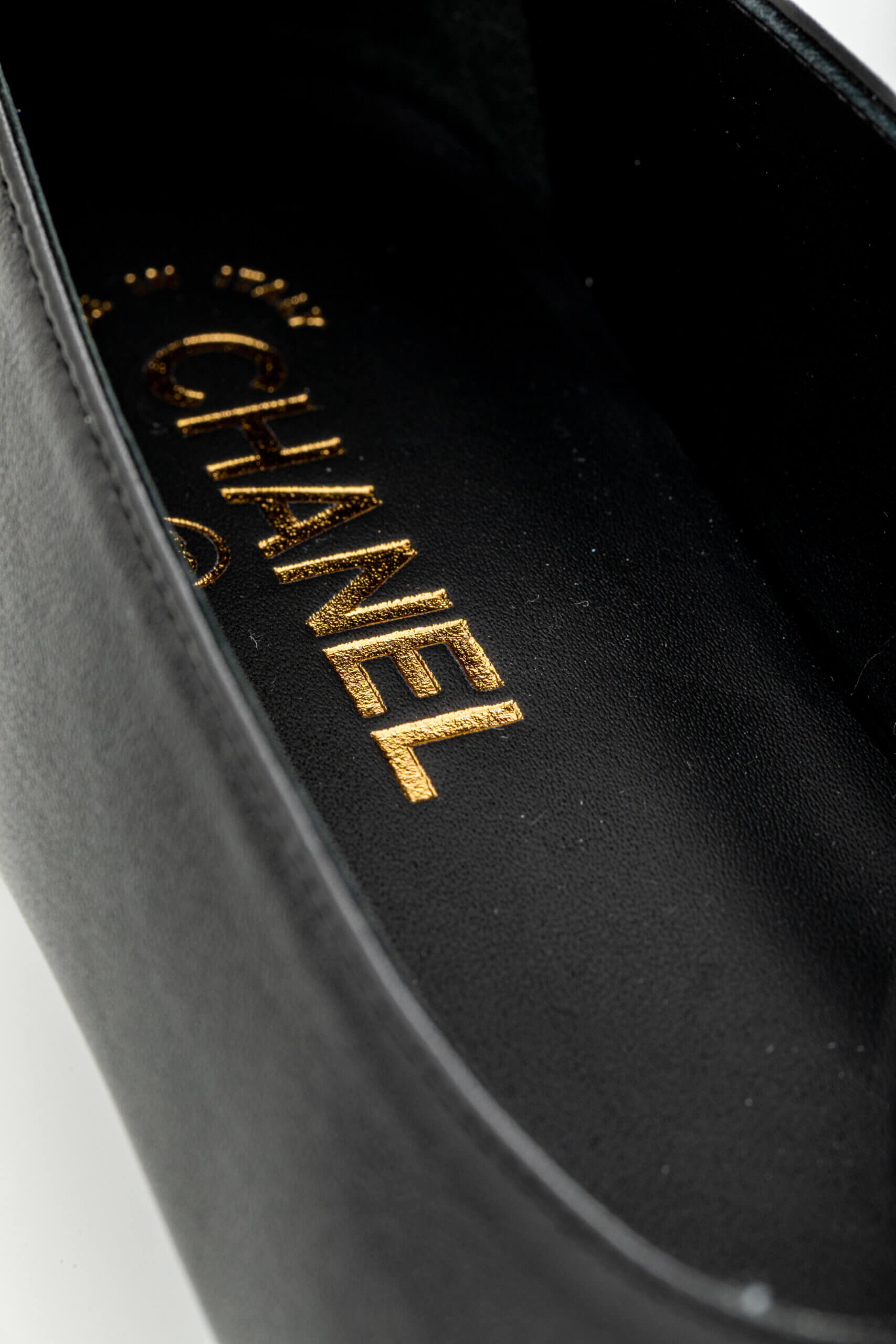 <span style="font-size: 10px; color: rgb(101, 101, 101);letter-spacing: .15em;">NEW COLLECTION</span><br><strong> CHANEL </strong><br><div style="margin-top:10px; font-size:16px;"> Spring Summer 2026 Pre-Collection Loafers Calfskin Grosgrain Black & Black 39 </div><br> - Image 14