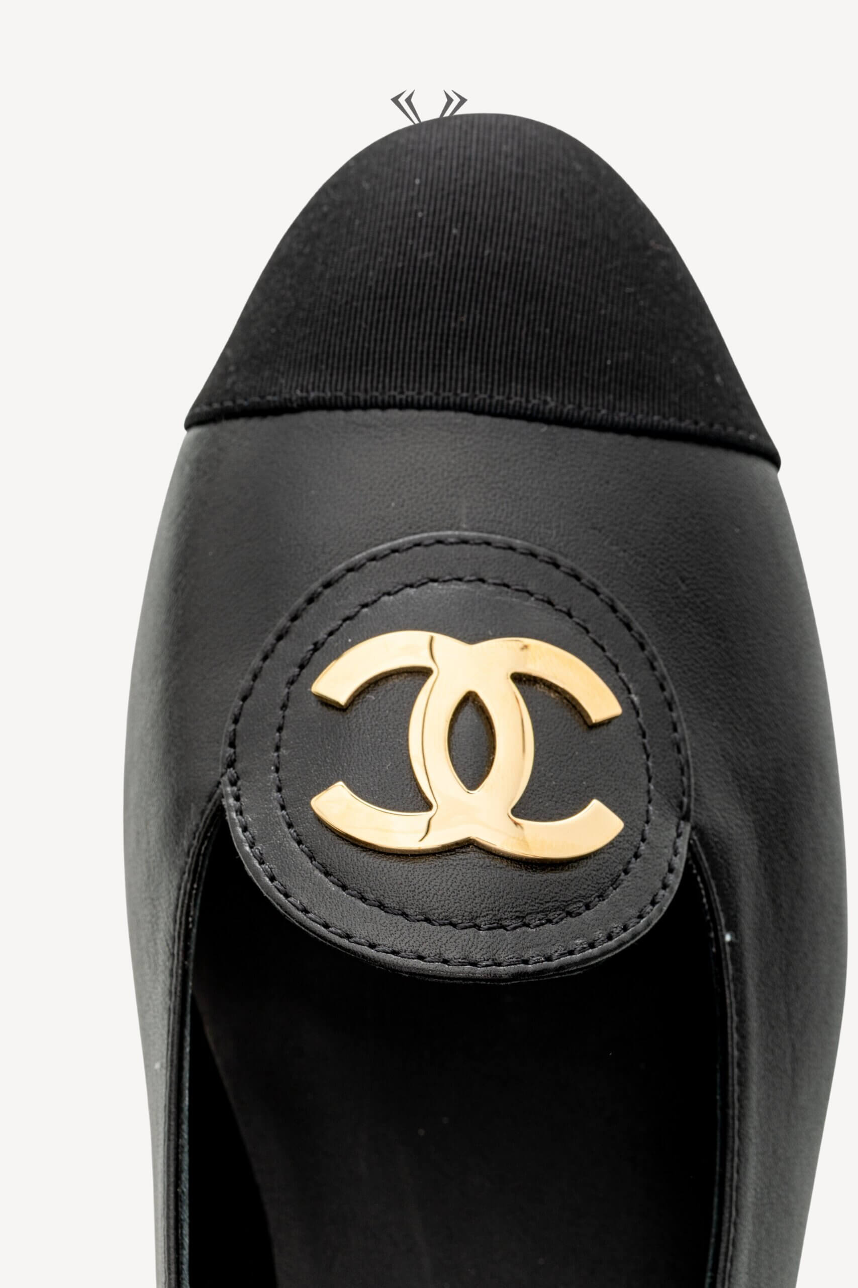 <span style="font-size: 10px; color: rgb(101, 101, 101);letter-spacing: .15em;">NEW COLLECTION</span><br><strong> CHANEL </strong><br><div style="margin-top:10px; font-size:16px;"> Spring Summer 2026 Pre-Collection Loafers Calfskin Grosgrain Black & Black 39 </div><br> - Image 9