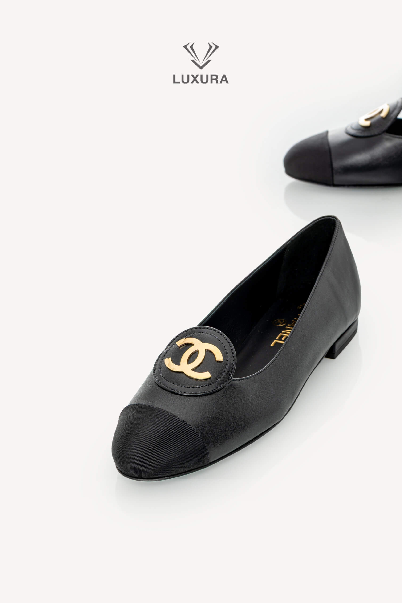 <span style="font-size: 10px; color: rgb(101, 101, 101);letter-spacing: .15em;">NEW COLLECTION</span><br><strong> CHANEL </strong><br><div style="margin-top:10px; font-size:16px;"> Spring Summer 2026 Pre-Collection Loafers Calfskin Grosgrain Black & Black 39 </div><br> - Image 3