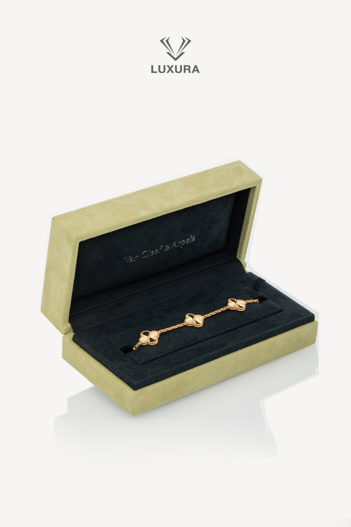 <span style="font-size: 10px; color: rgb(101, 101, 101);letter-spacing: .15em;">HARD TO FIND</span><br><strong> VAN CLEEF & ARPELS </strong><br><div style="margin-top:10px; font-size:16px;">Vintage Alhambra Bracelet 5 Motifs Yellow Gold </div><br>
