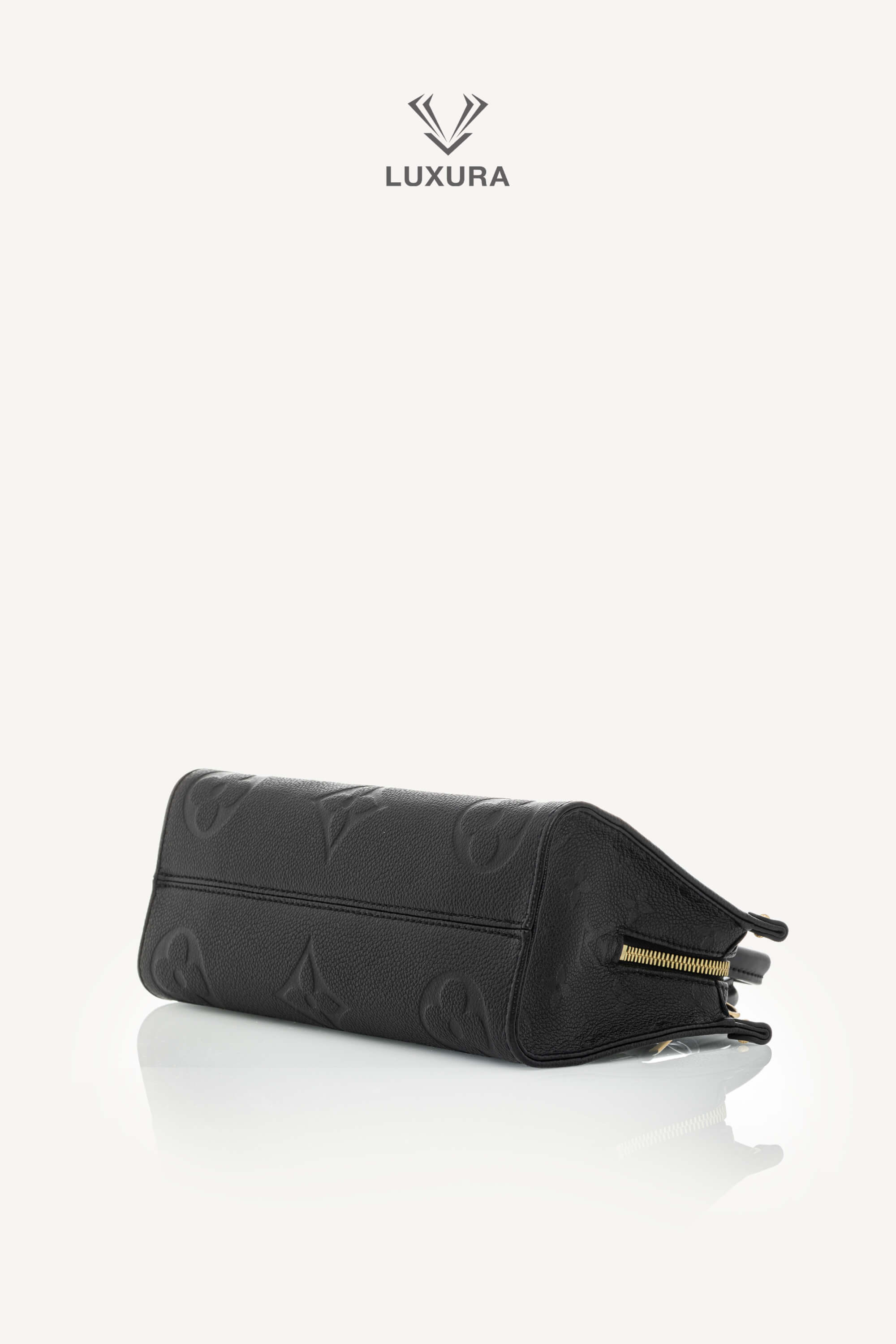 <span style="font-size: 10px;letter-spacing: .15em">HARD TO FIND</span><br>            <strong>LOUIS VUITTON</strong><br>            <div style="margin-top:10px;font-size:16px">OnTheGo East West Monogram Empreinte Leather Black M23640</div><br> - Image 26