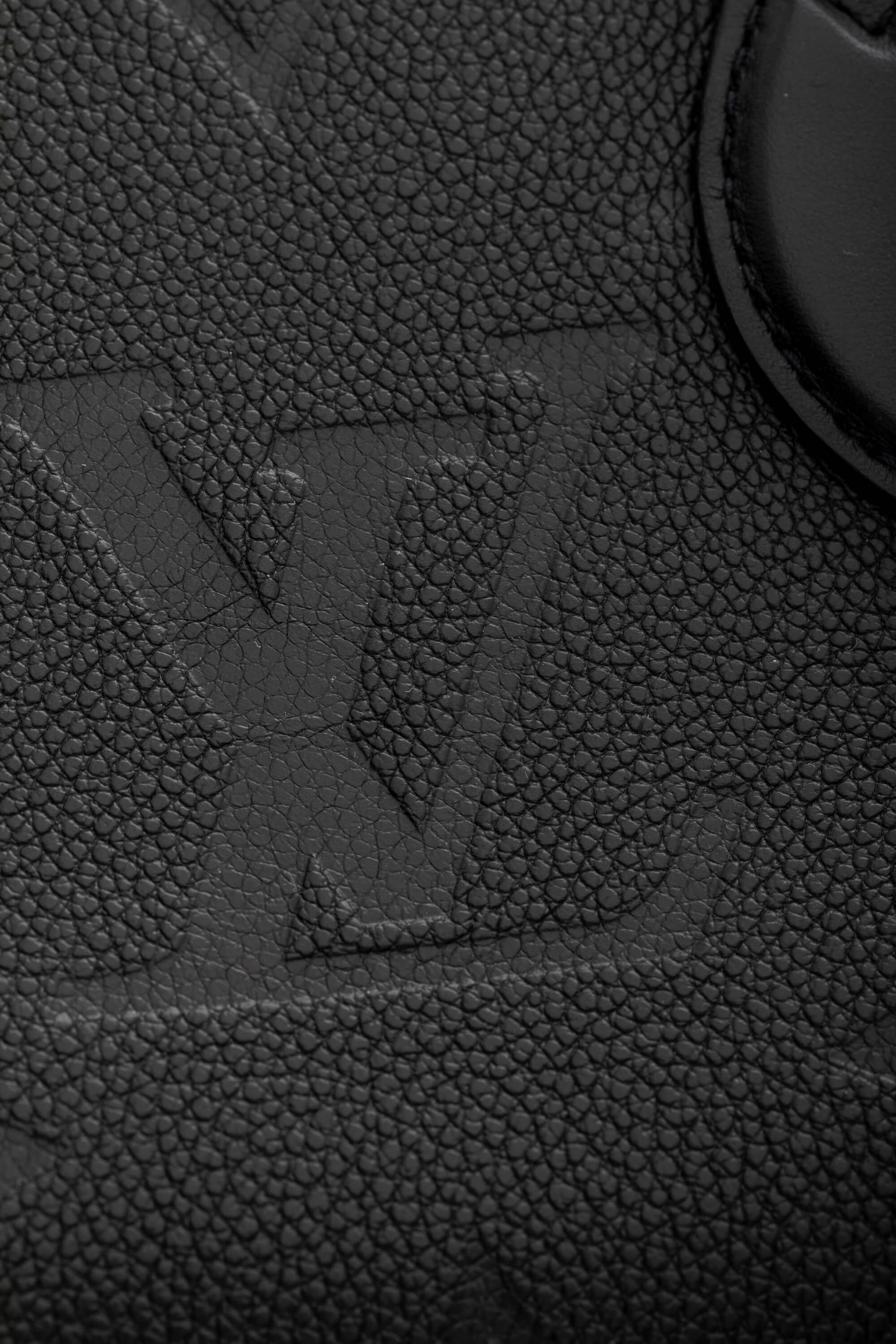 <span style="font-size: 10px;letter-spacing: .15em">HARD TO FIND</span><br>            <strong>LOUIS VUITTON</strong><br>            <div style="margin-top:10px;font-size:16px">OnTheGo East West Monogram Empreinte Leather Black M23640</div><br> - Image 20