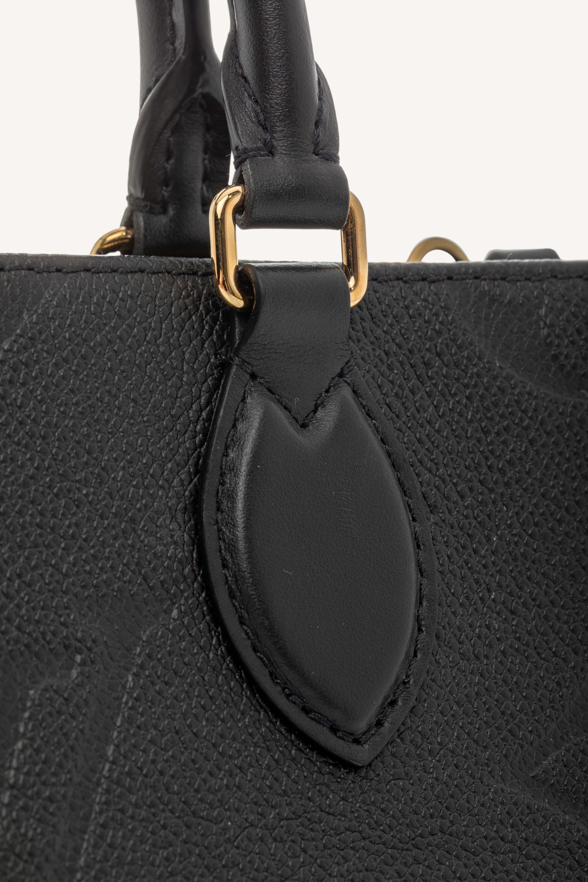 <span style="font-size: 10px;letter-spacing: .15em">HARD TO FIND</span><br>            <strong>LOUIS VUITTON</strong><br>            <div style="margin-top:10px;font-size:16px">OnTheGo East West Monogram Empreinte Leather Black M23640</div><br> - Image 25