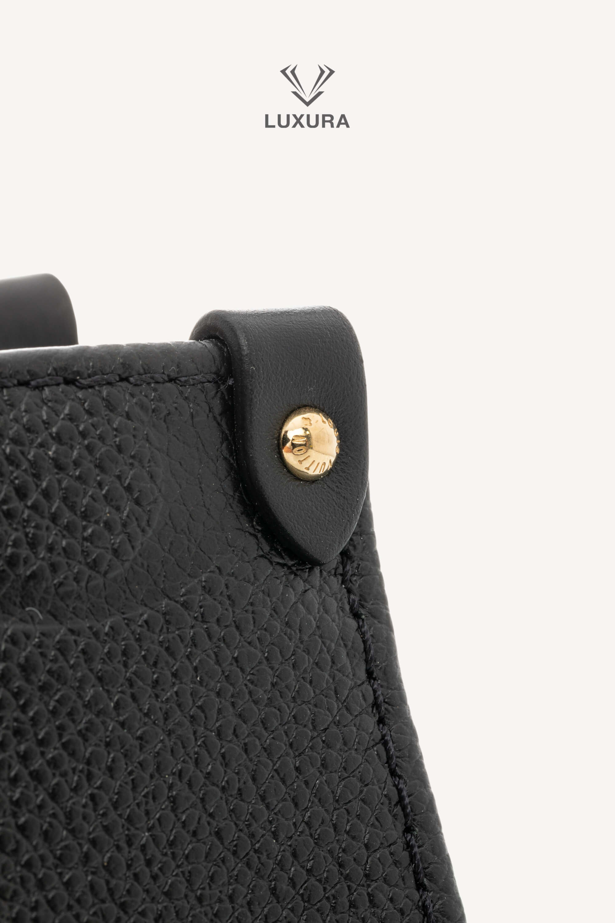 <span style="font-size: 10px;letter-spacing: .15em">HARD TO FIND</span><br>            <strong>LOUIS VUITTON</strong><br>            <div style="margin-top:10px;font-size:16px">OnTheGo East West Monogram Empreinte Leather Black M23640</div><br> - Image 24