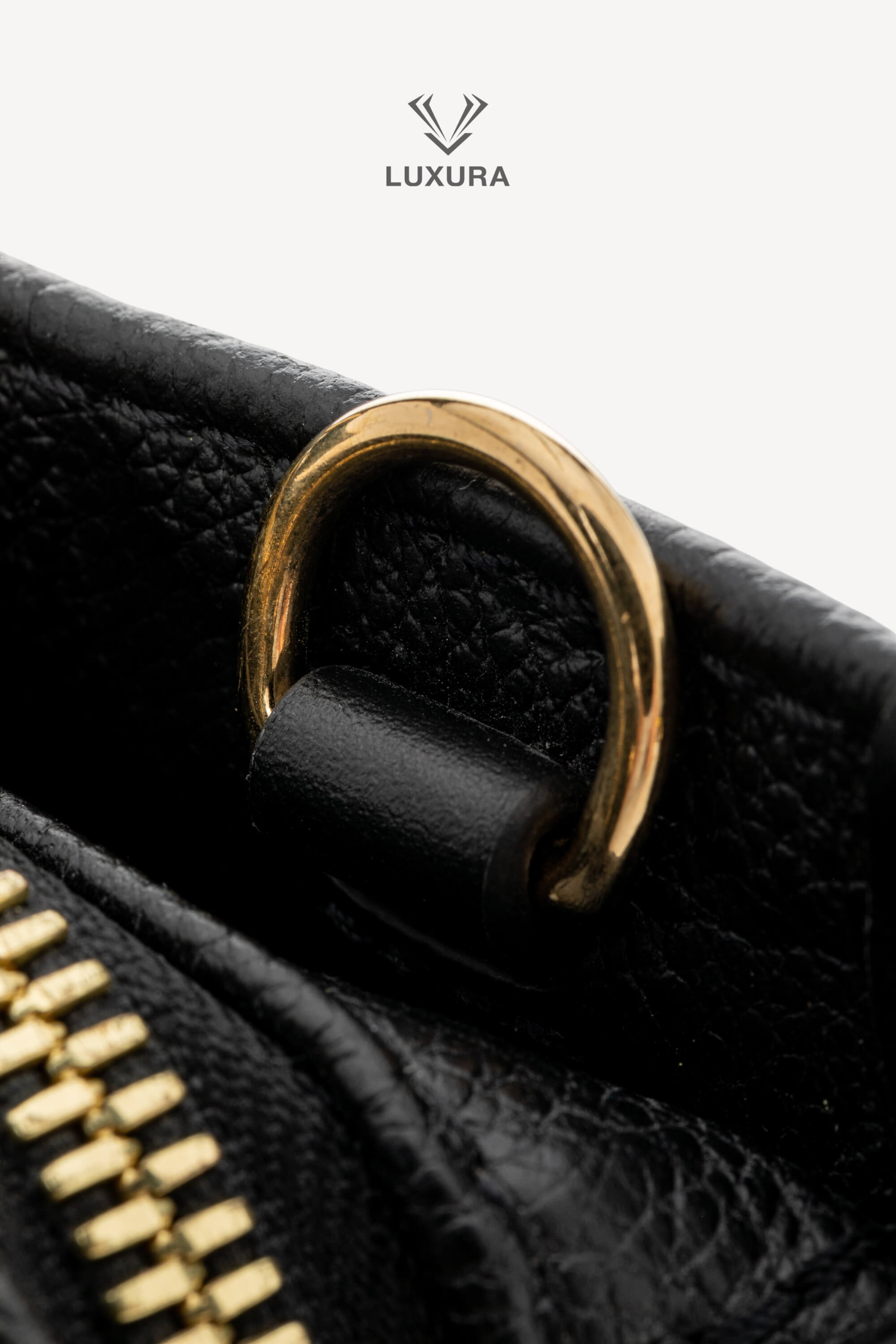 <span style="font-size: 10px;letter-spacing: .15em">HARD TO FIND</span><br>            <strong>LOUIS VUITTON</strong><br>            <div style="margin-top:10px;font-size:16px">OnTheGo East West Monogram Empreinte Leather Black M23640</div><br> - Image 23
