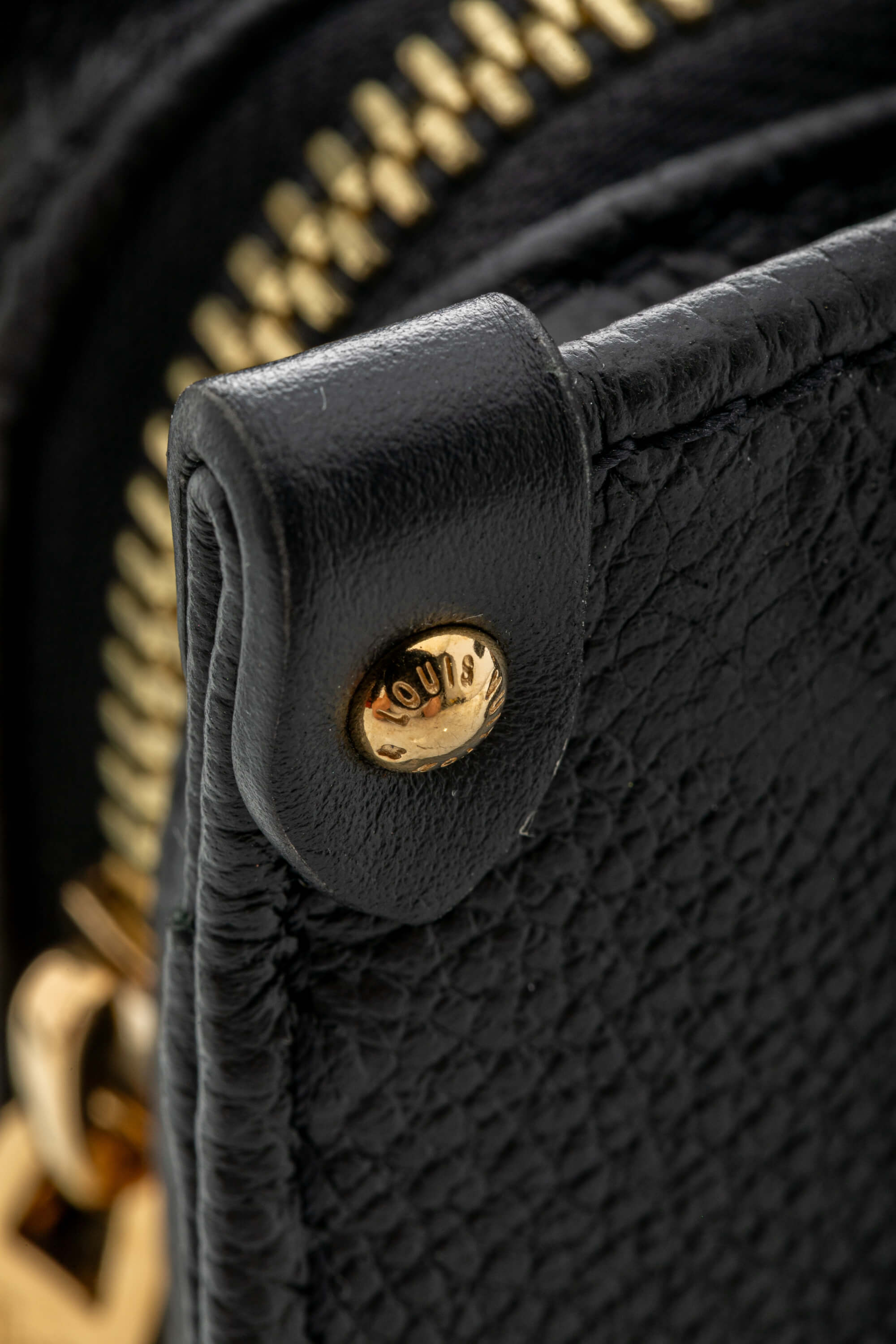 <span style="font-size: 10px;letter-spacing: .15em">HARD TO FIND</span><br>            <strong>LOUIS VUITTON</strong><br>            <div style="margin-top:10px;font-size:16px">OnTheGo East West Monogram Empreinte Leather Black M23640</div><br> - Image 13