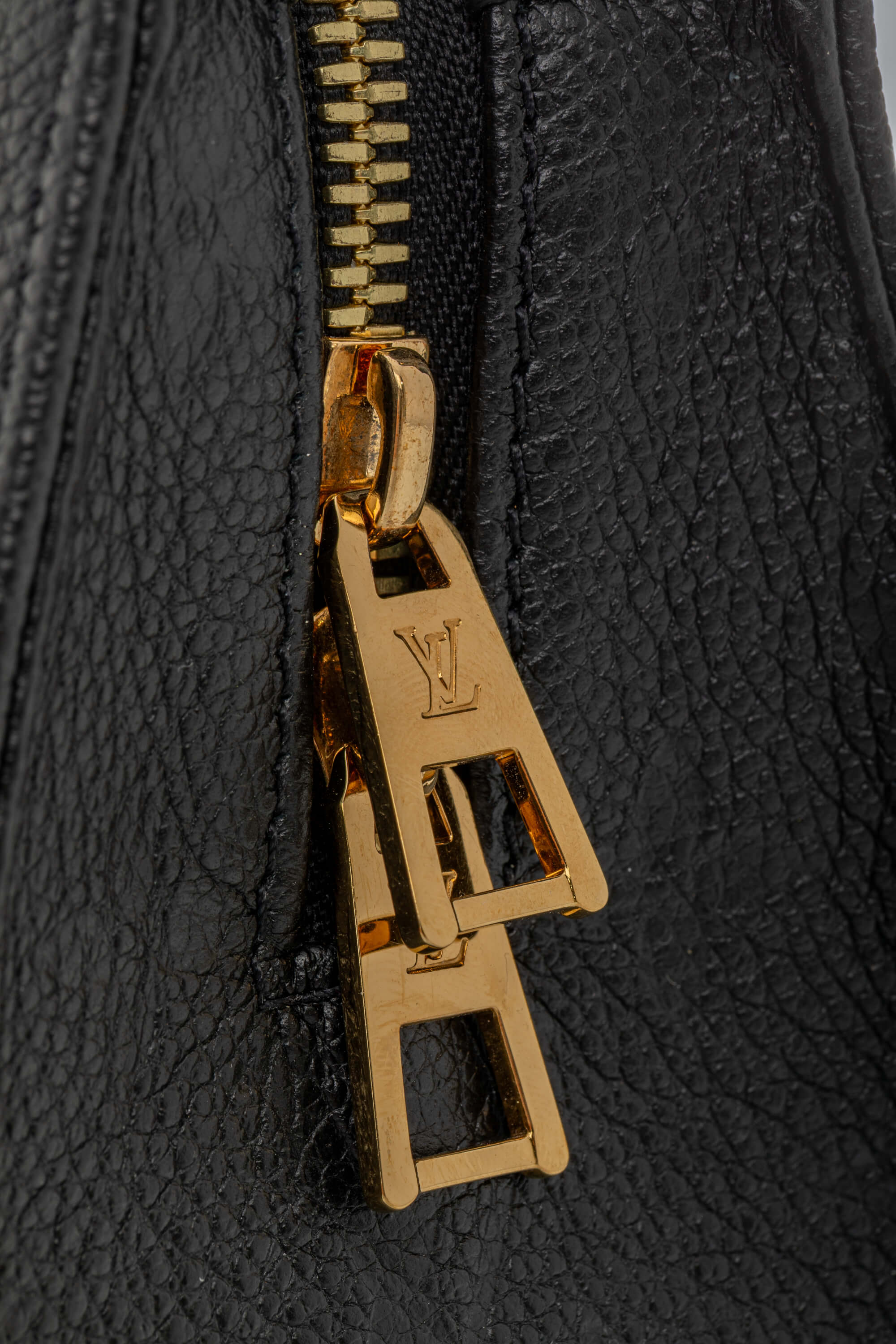 <span style="font-size: 10px;letter-spacing: .15em">HARD TO FIND</span><br>            <strong>LOUIS VUITTON</strong><br>            <div style="margin-top:10px;font-size:16px">OnTheGo East West Monogram Empreinte Leather Black M23640</div><br> - Image 14