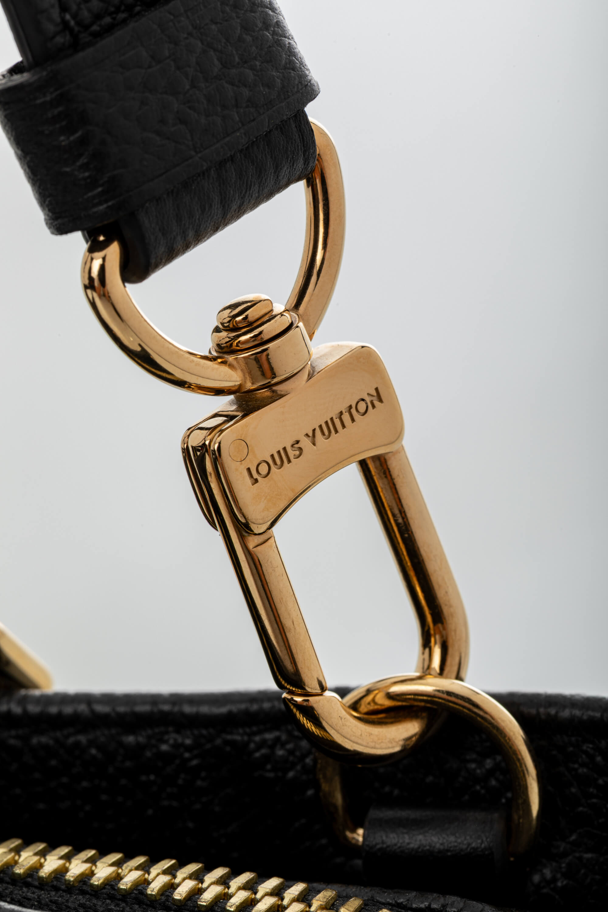 <span style="font-size: 10px;letter-spacing: .15em">HARD TO FIND</span><br>            <strong>LOUIS VUITTON</strong><br>            <div style="margin-top:10px;font-size:16px">OnTheGo East West Monogram Empreinte Leather Black M23640</div><br> - Image 18