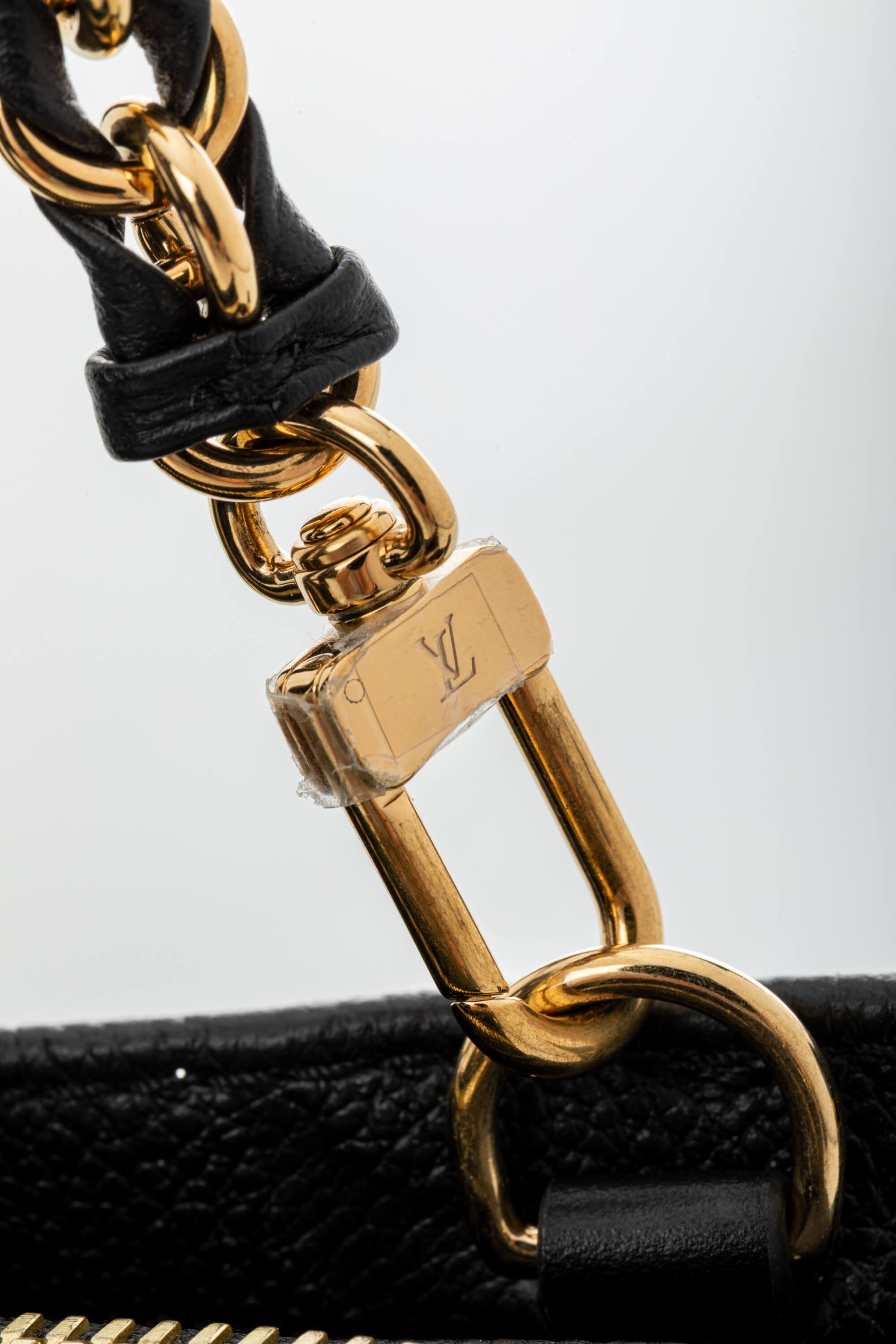 <span style="font-size: 10px;letter-spacing: .15em">HARD TO FIND</span><br>            <strong>LOUIS VUITTON</strong><br>            <div style="margin-top:10px;font-size:16px">OnTheGo East West Monogram Empreinte Leather Black M23640</div><br> - Image 22