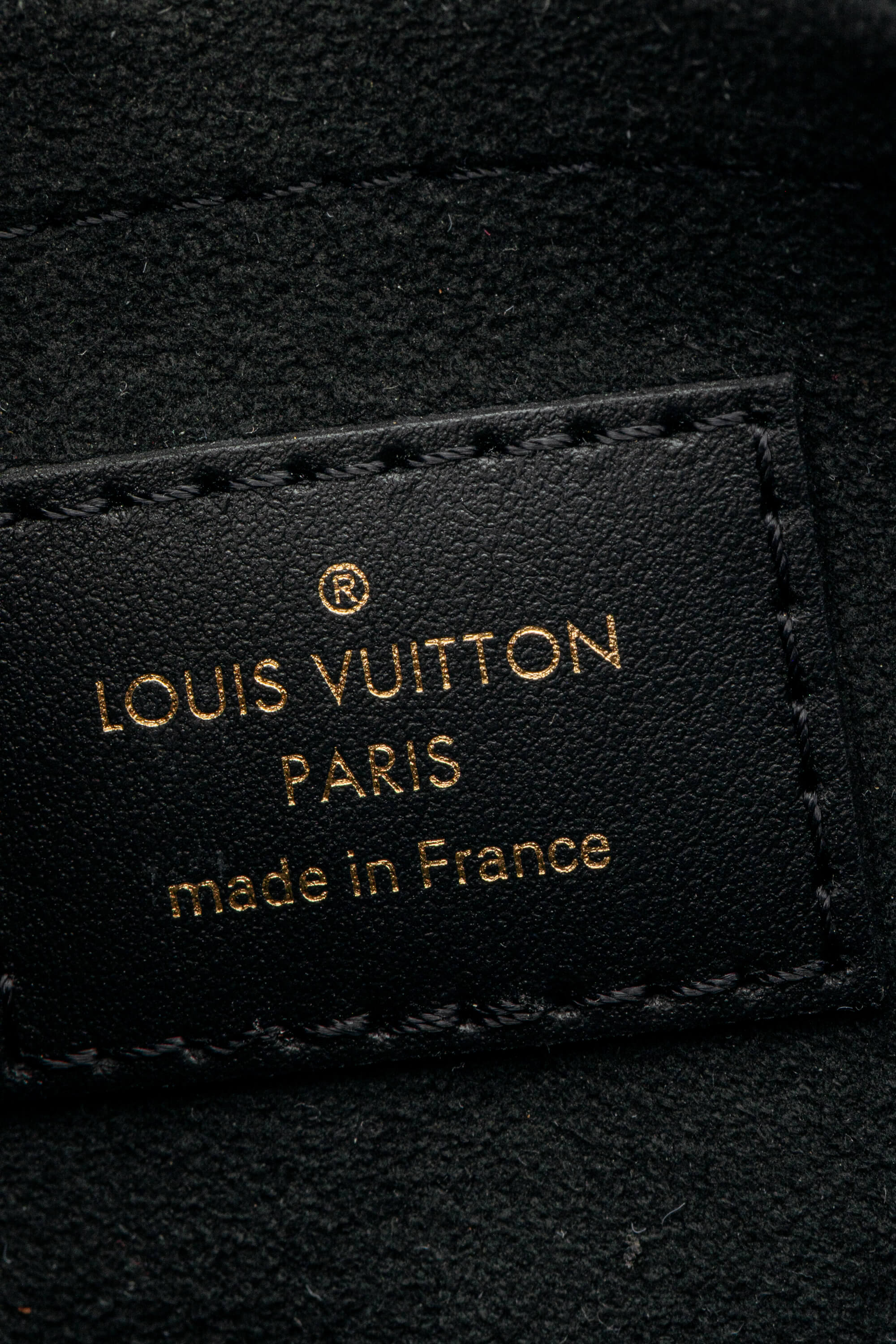 <span style="font-size: 10px;letter-spacing: .15em">HARD TO FIND</span><br>            <strong>LOUIS VUITTON</strong><br>            <div style="margin-top:10px;font-size:16px">OnTheGo East West Monogram Empreinte Leather Black M23640</div><br> - Image 19