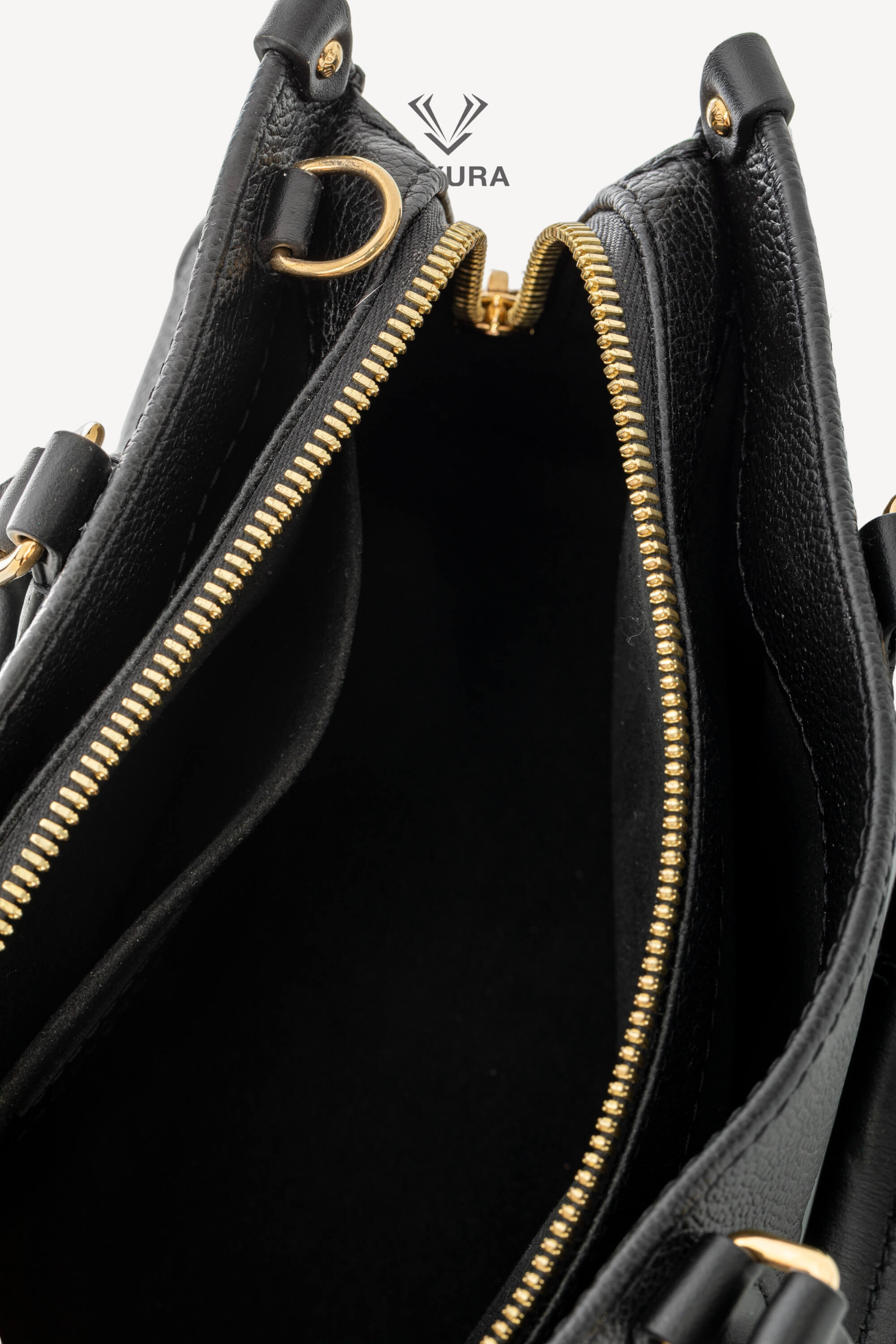 <span style="font-size: 10px;letter-spacing: .15em">HARD TO FIND</span><br>            <strong>LOUIS VUITTON</strong><br>            <div style="margin-top:10px;font-size:16px">OnTheGo East West Monogram Empreinte Leather Black M23640</div><br> - Image 17