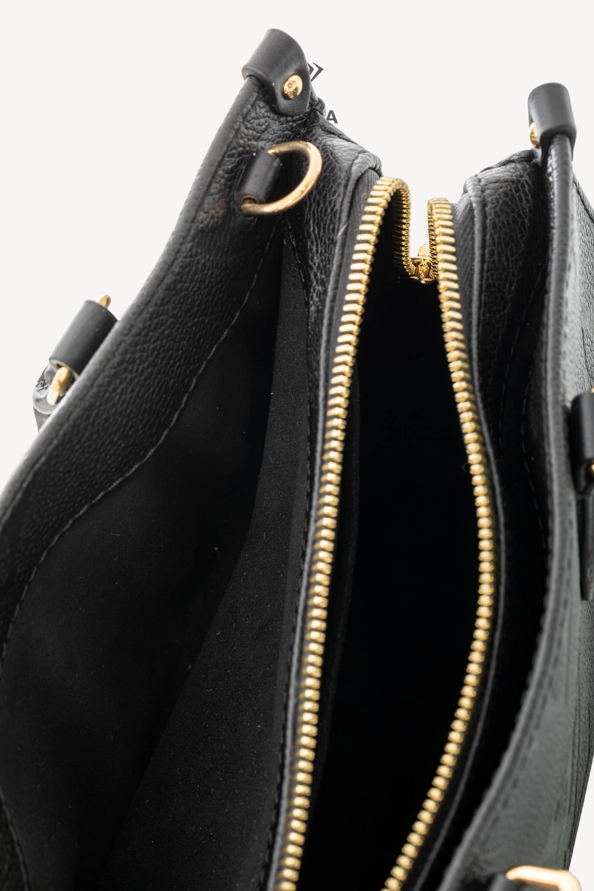 <span style="font-size: 10px;letter-spacing: .15em">HARD TO FIND</span><br>            <strong>LOUIS VUITTON</strong><br>            <div style="margin-top:10px;font-size:16px">OnTheGo East West Monogram Empreinte Leather Black M23640</div><br> - Image 15