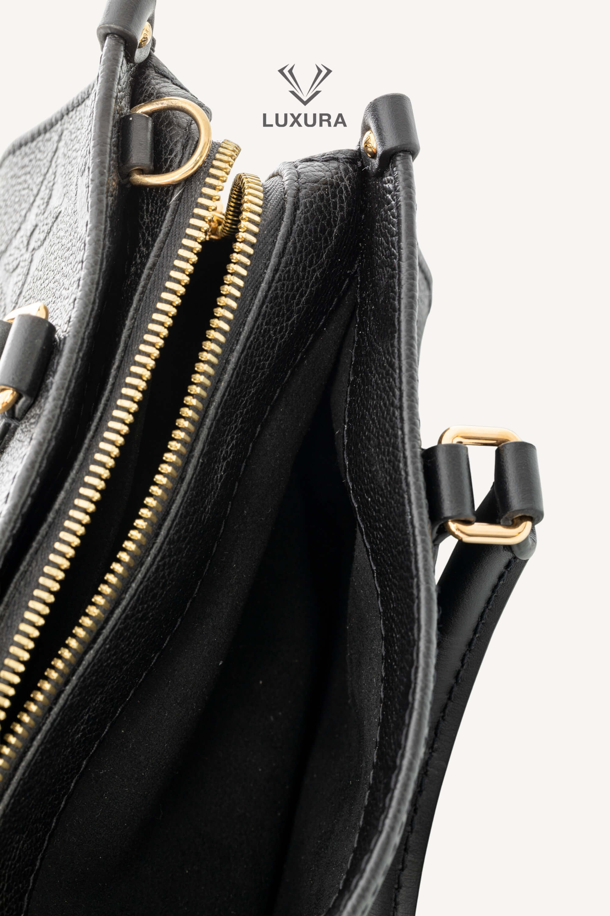 <span style="font-size: 10px;letter-spacing: .15em">HARD TO FIND</span><br>            <strong>LOUIS VUITTON</strong><br>            <div style="margin-top:10px;font-size:16px">OnTheGo East West Monogram Empreinte Leather Black M23640</div><br> - Image 12