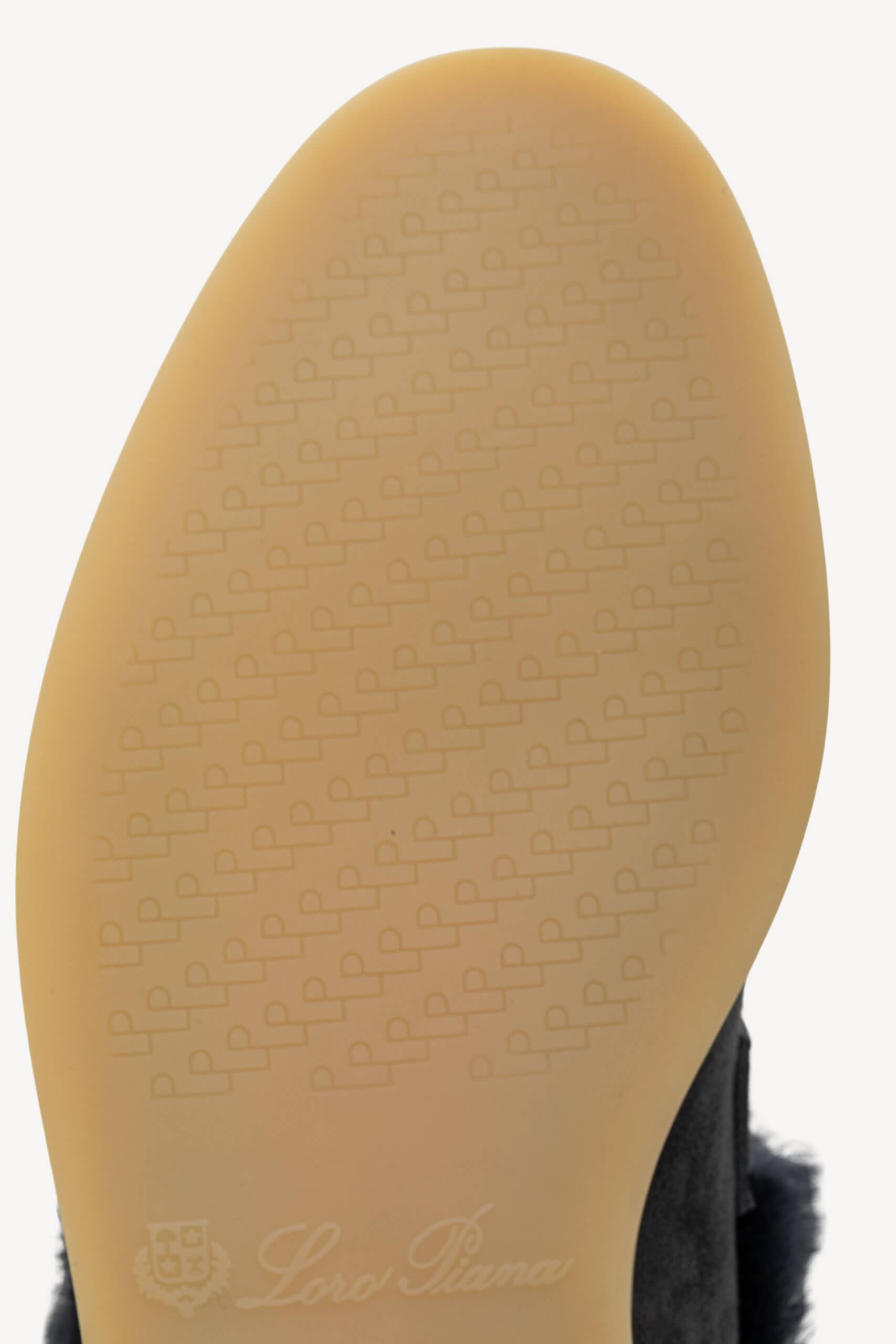 <span style="font-size: 10px;letter-spacing: .15em">BEST DEAL</span><br> <strong>LORO PIANA</strong><br> <div style="margin-top:10px;font-size:16px">Piana Summer Charms Walk Suede Fur Loafers Navy 36</div><br> - Image 20