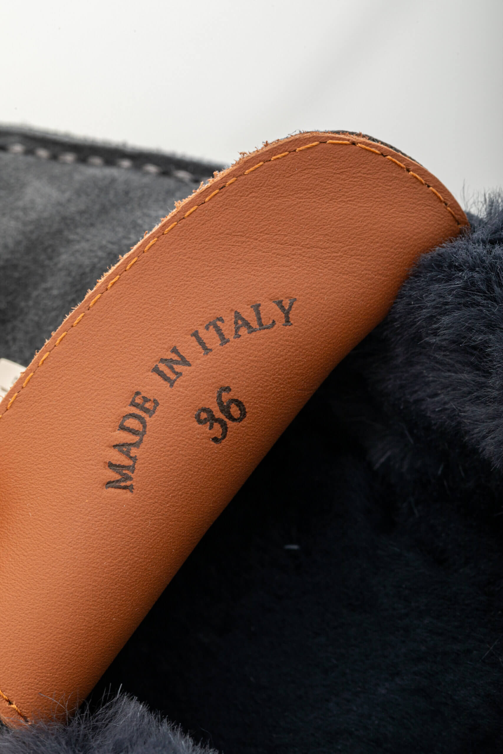 <span style="font-size: 10px;letter-spacing: .15em">BEST DEAL</span><br> <strong>LORO PIANA</strong><br> <div style="margin-top:10px;font-size:16px">Piana Summer Charms Walk Suede Fur Loafers Navy 36</div><br> - Image 17