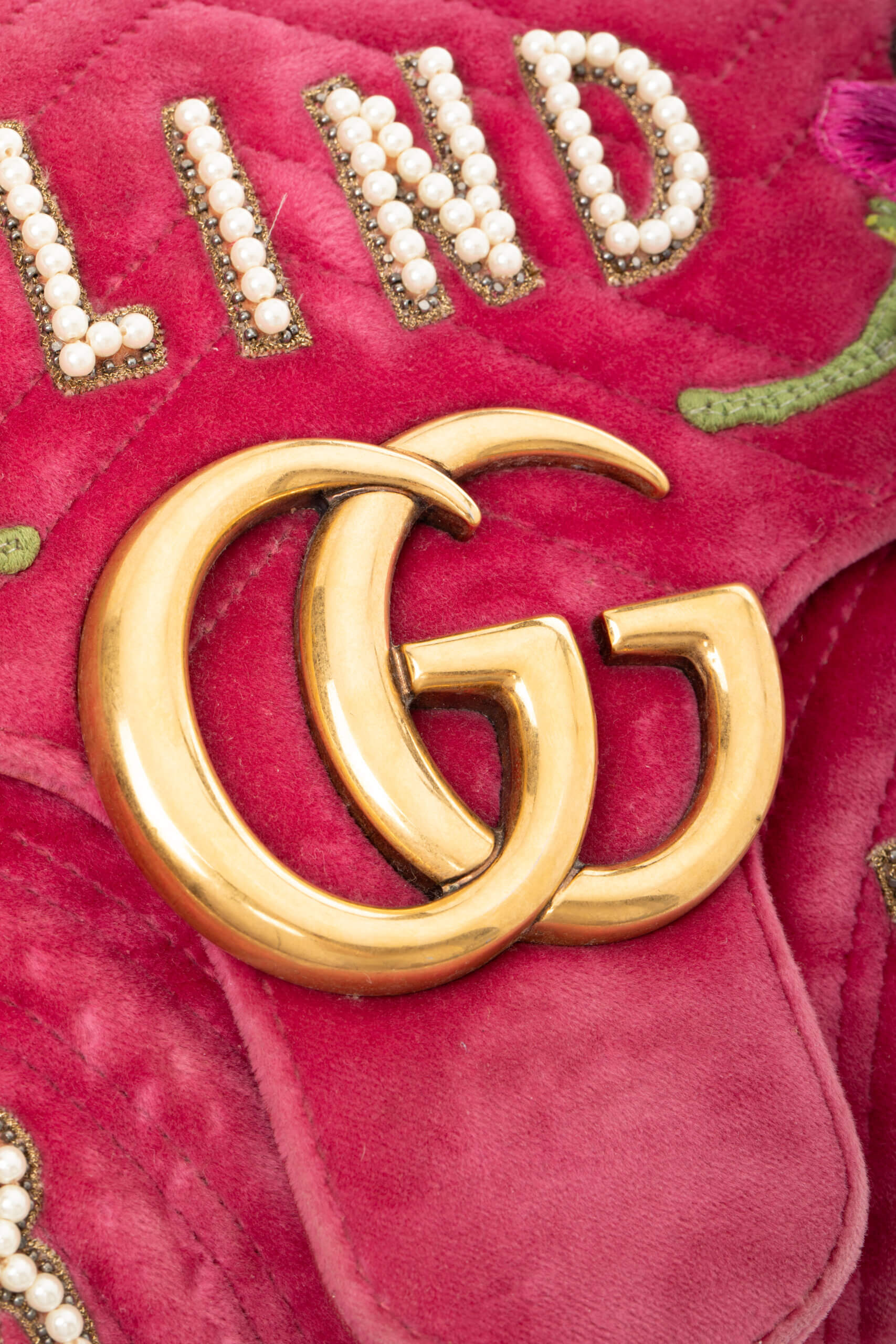 <span style="font-size: 10px;letter-spacing: .15em">BEST DEAL</span><br>            <strong>GUCCI</strong><br>            <div style="margin-top:10px;font-size:16px">Medium Marmont Flap Bag Quilted Embroidered Blind For Love Pink</div><br> - Image 10