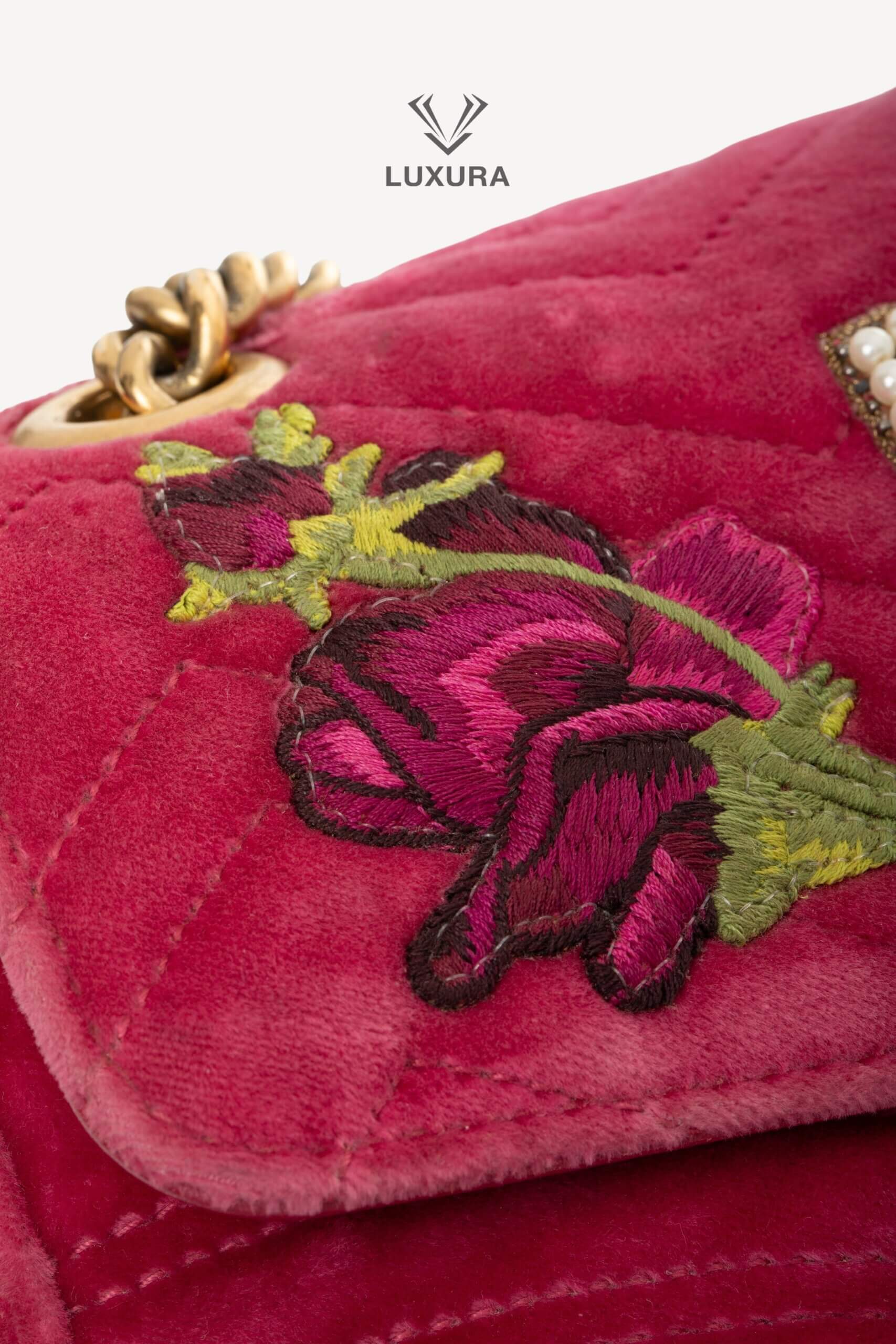 <span style="font-size: 10px;letter-spacing: .15em">BEST DEAL</span><br>            <strong>GUCCI</strong><br>            <div style="margin-top:10px;font-size:16px">Medium Marmont Flap Bag Quilted Embroidered Blind For Love Pink</div><br> - Image 14