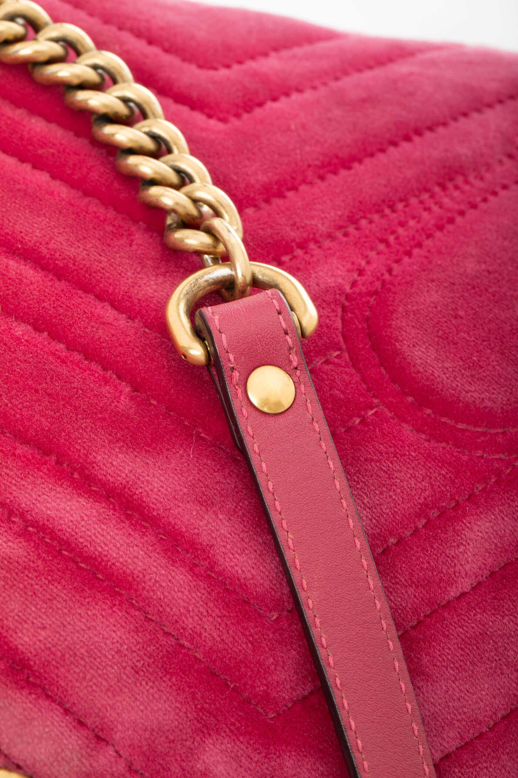 <span style="font-size: 10px;letter-spacing: .15em">BEST DEAL</span><br>            <strong>GUCCI</strong><br>            <div style="margin-top:10px;font-size:16px">Medium Marmont Flap Bag Quilted Embroidered Blind For Love Pink</div><br> - Image 19