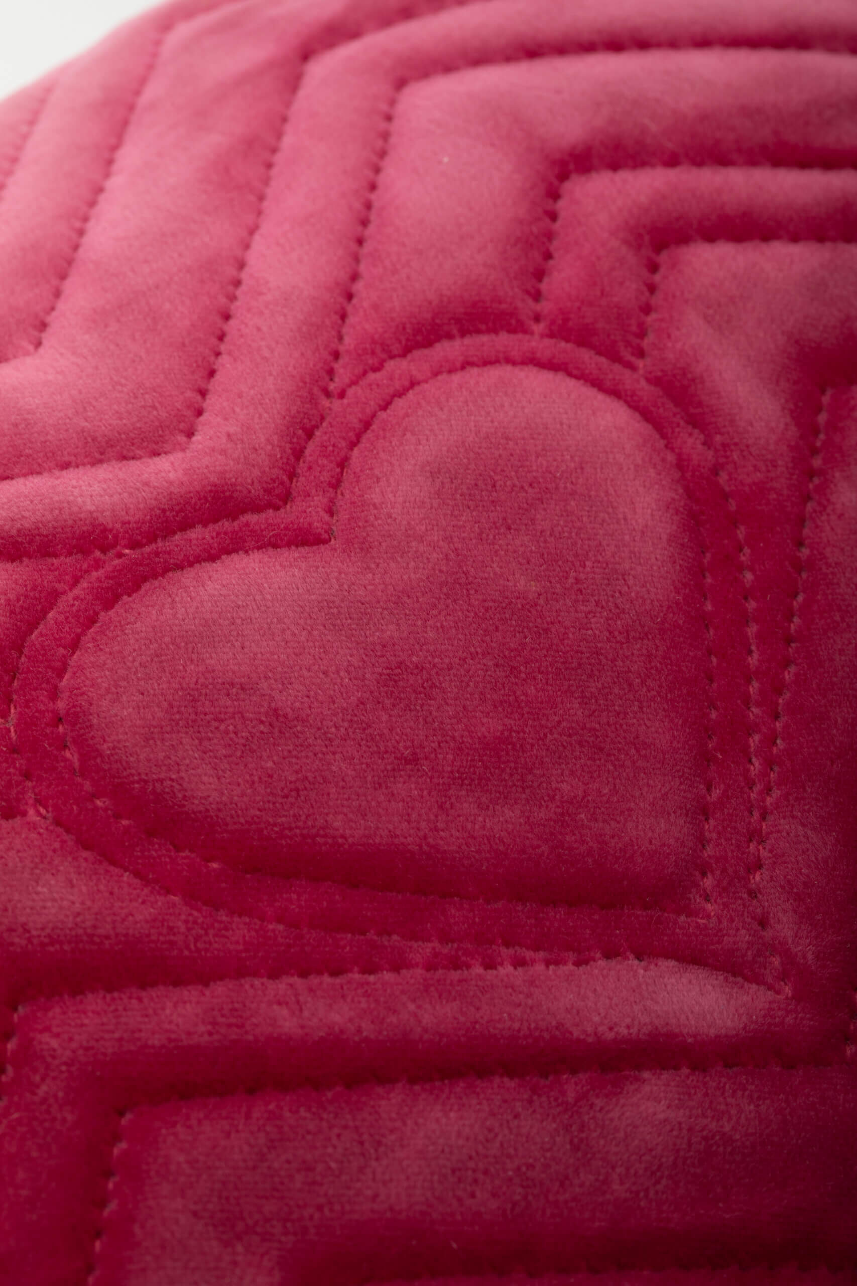 <span style="font-size: 10px;letter-spacing: .15em">BEST DEAL</span><br>            <strong>GUCCI</strong><br>            <div style="margin-top:10px;font-size:16px">Medium Marmont Flap Bag Quilted Embroidered Blind For Love Pink</div><br> - Image 18