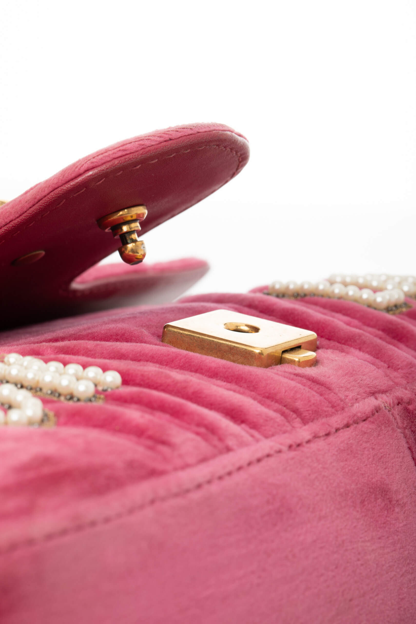 <span style="font-size: 10px;letter-spacing: .15em">BEST DEAL</span><br>            <strong>GUCCI</strong><br>            <div style="margin-top:10px;font-size:16px">Medium Marmont Flap Bag Quilted Embroidered Blind For Love Pink</div><br> - Image 17