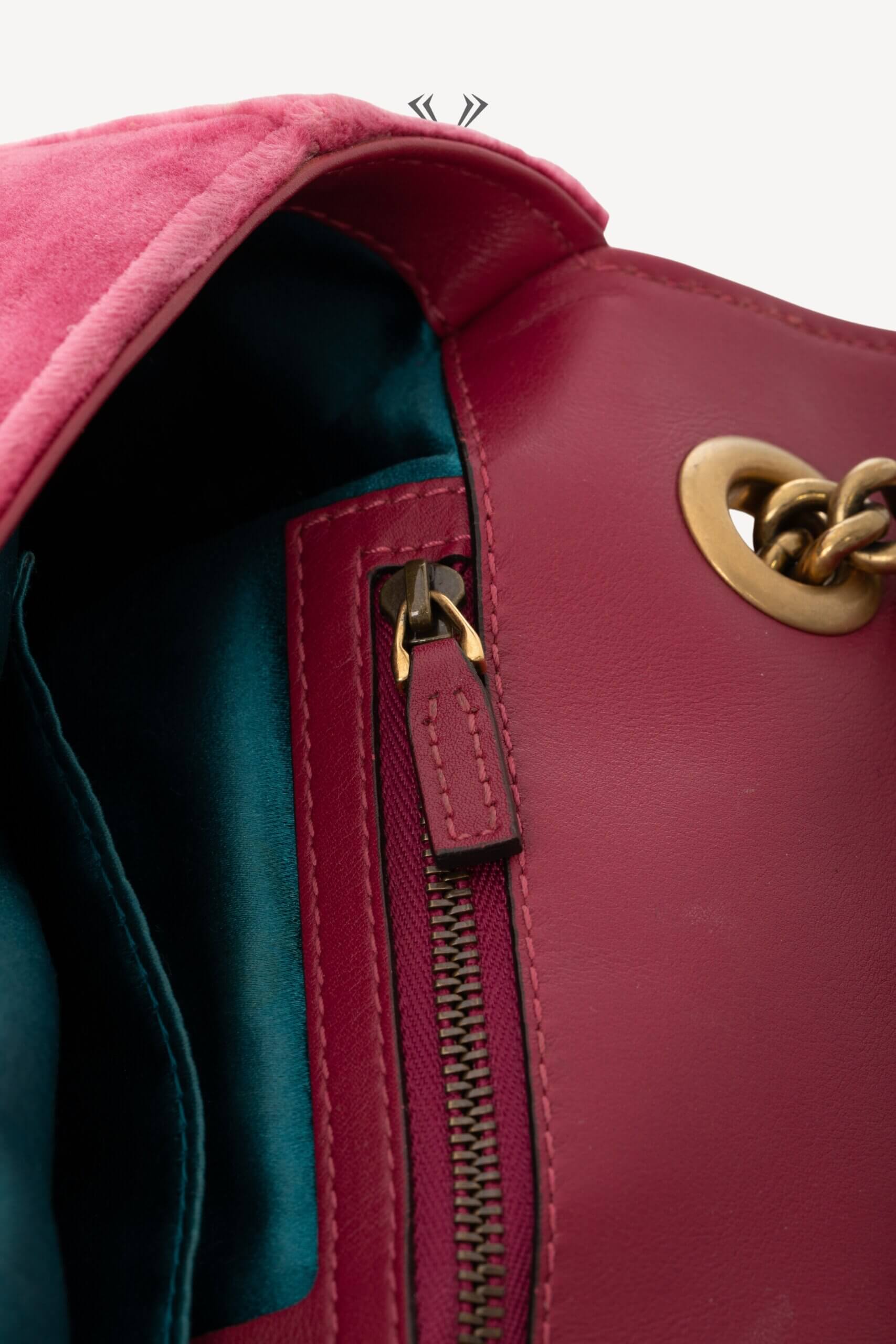 <span style="font-size: 10px;letter-spacing: .15em">BEST DEAL</span><br>            <strong>GUCCI</strong><br>            <div style="margin-top:10px;font-size:16px">Medium Marmont Flap Bag Quilted Embroidered Blind For Love Pink</div><br> - Image 20