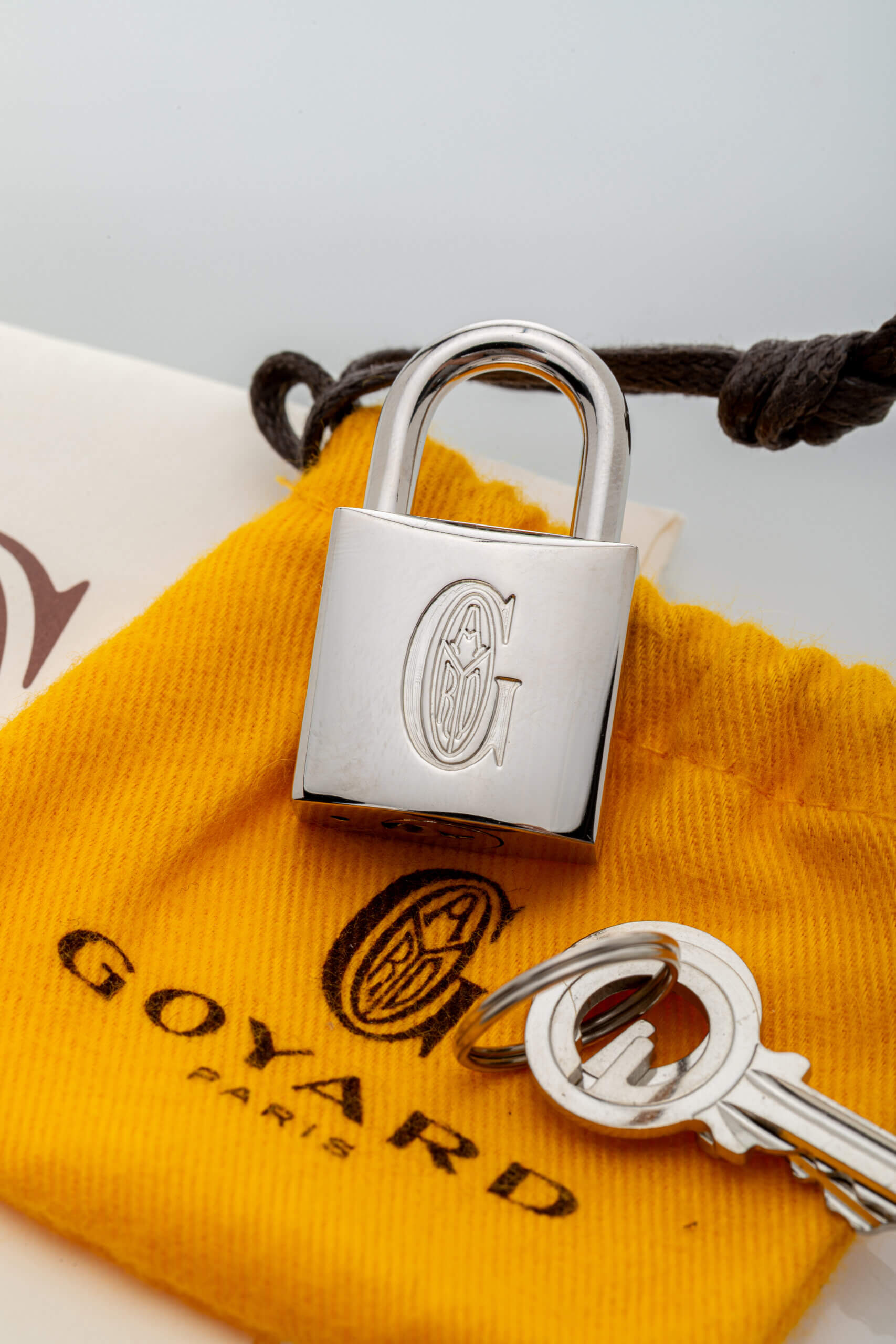 <span style="font-size: 10px;letter-spacing: .15em">HARD TO FIND</span><br> <strong>GOYARD</strong><br> <div style="margin-top:10px;font-size:16px">Bourget PM Trolley Case Yellow</div><br> - Image 28