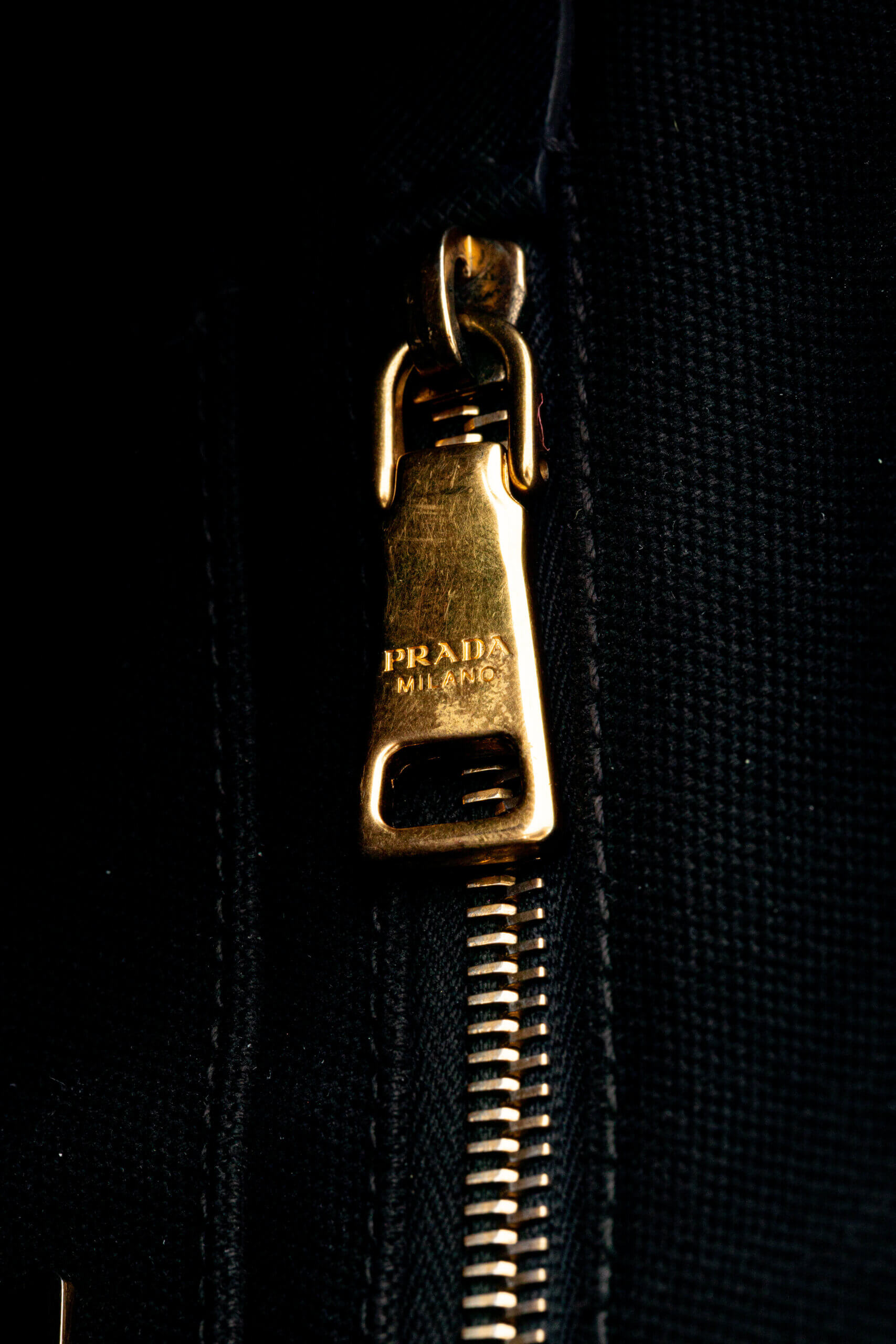 <span style="font-size: 10px;letter-spacing: .15em">HARD TO FIND</span><br> <strong>PRADA</strong><br> <div style="margin-top:10px;font-size:16px">Canapa Logo Tote Bag Black</div><br> - Image 16