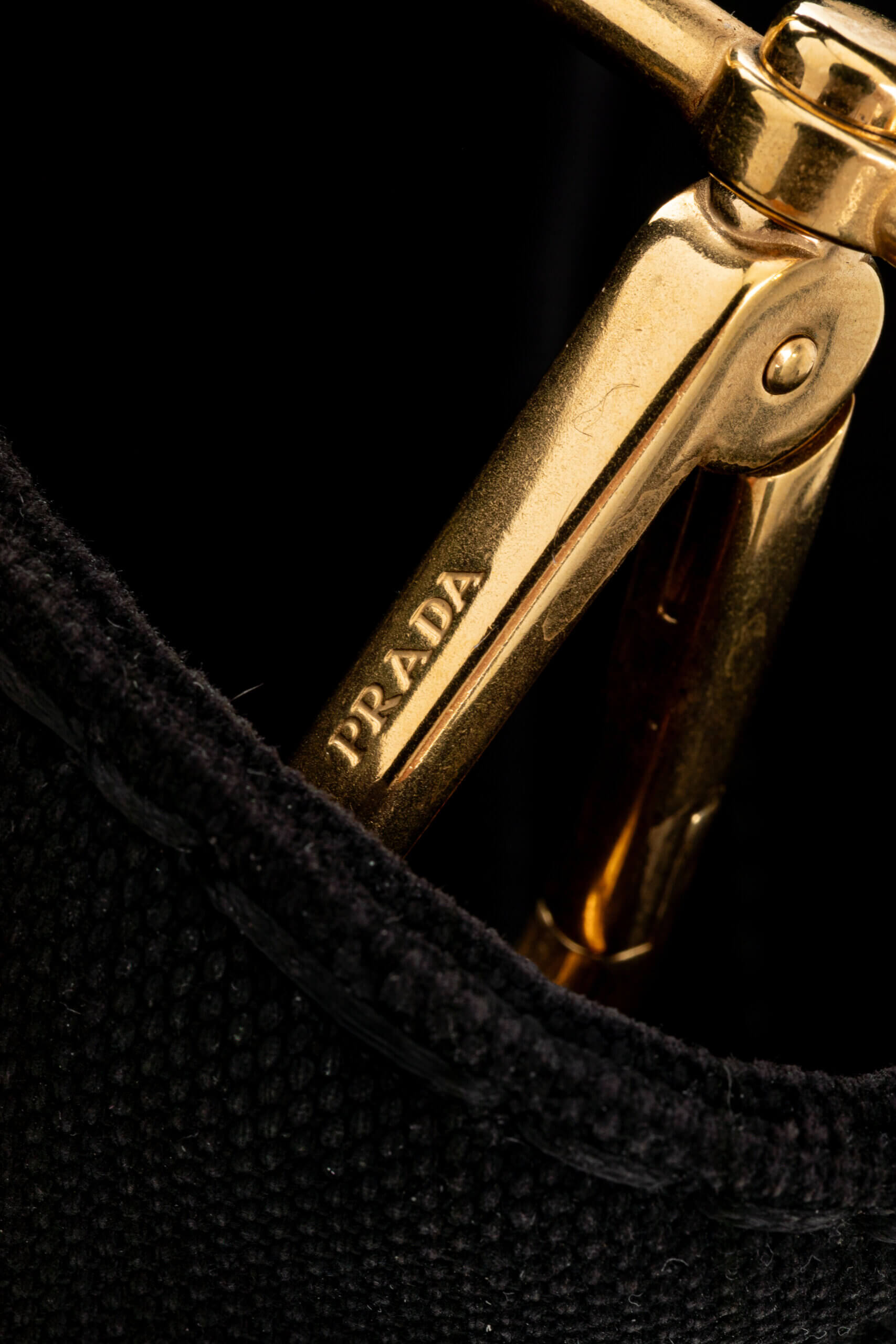 <span style="font-size: 10px;letter-spacing: .15em">HARD TO FIND</span><br> <strong>PRADA</strong><br> <div style="margin-top:10px;font-size:16px">Canapa Logo Tote Bag Black</div><br> - Image 14