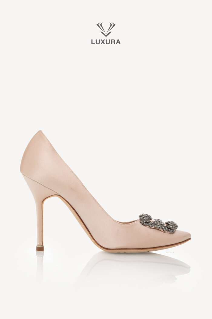 <span style="font-size: 10px;letter-spacing: .15em">BEST DEAL</span><br>            <strong>MANOLO BLAHNIK</strong><br>            <div style="margin-top:10px;font-size:16px">Champagne Satin Crystal Embellished Hangisi Pumps 38.5</div><br>