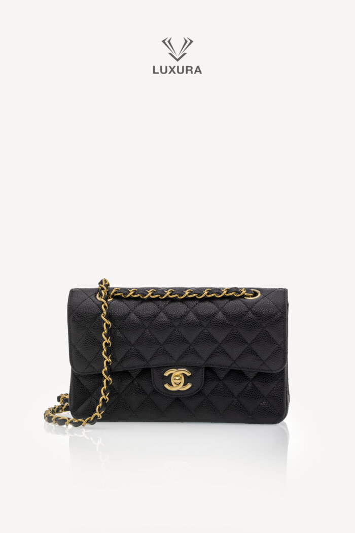 <span style="font-size: 10px;letter-spacing: .15em">HARD TO FIND</span><br> <strong>CHANEL</strong><br> <div style="margin-top:10px;font-size:16px">Small Classic Handbag Black Grained Calfskin Gold Tone Metal</div><br>