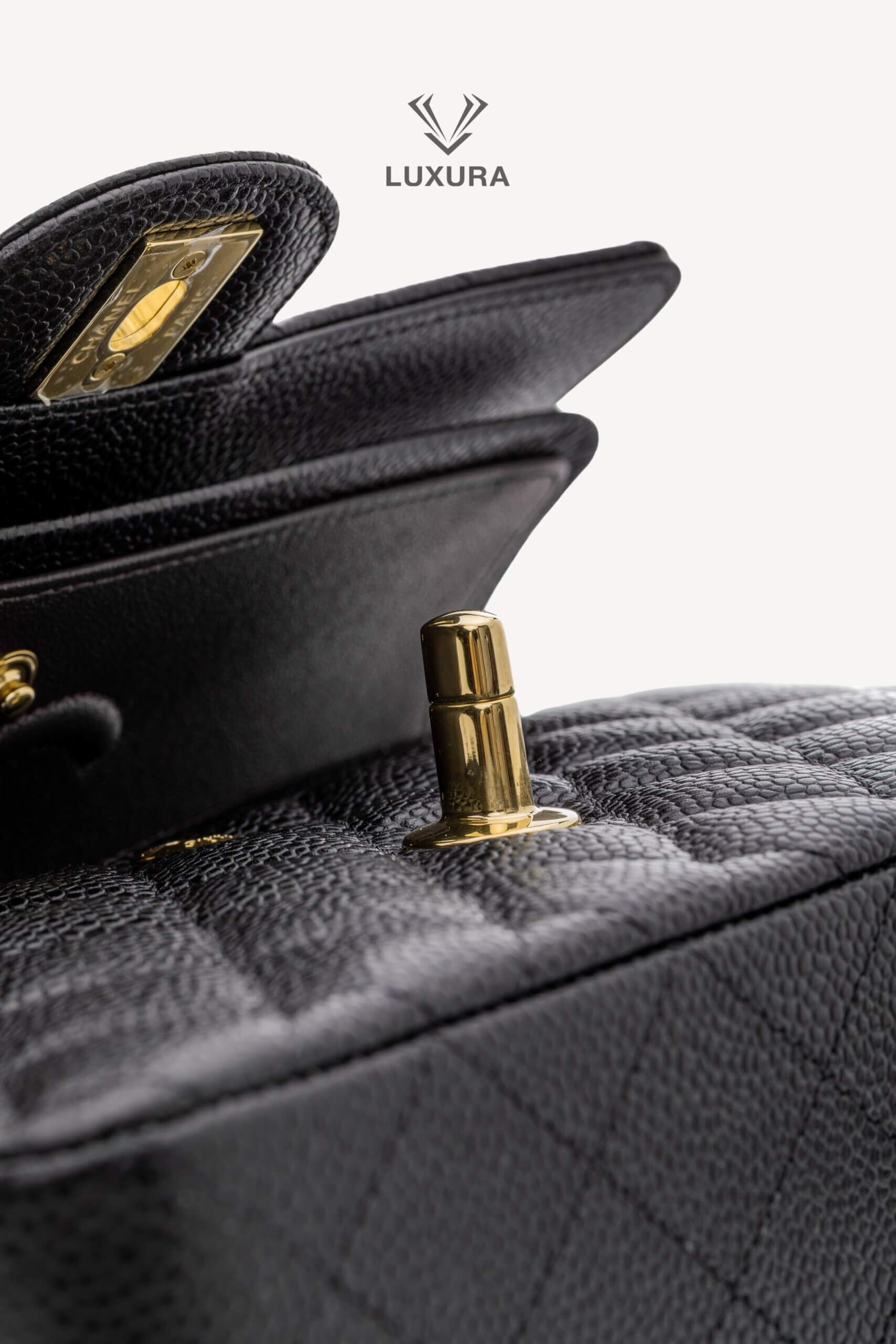 <span style="font-size: 10px;letter-spacing: .15em">HARD TO FIND</span><br> <strong>CHANEL</strong><br> <div style="margin-top:10px;font-size:16px">Small Classic Handbag Black Grained Calfskin Gold Tone Metal</div><br> - Image 13