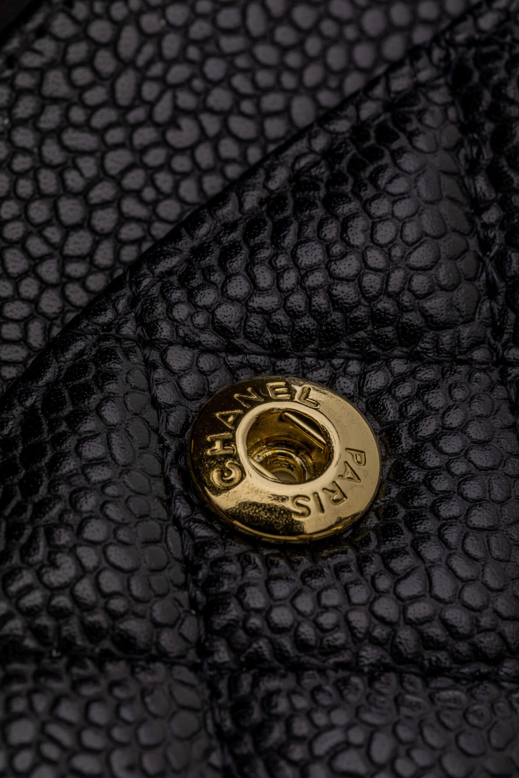 <span style="font-size: 10px;letter-spacing: .15em">HARD TO FIND</span><br> <strong>CHANEL</strong><br> <div style="margin-top:10px;font-size:16px">Small Classic Handbag Black Grained Calfskin Gold Tone Metal</div><br> - Image 18