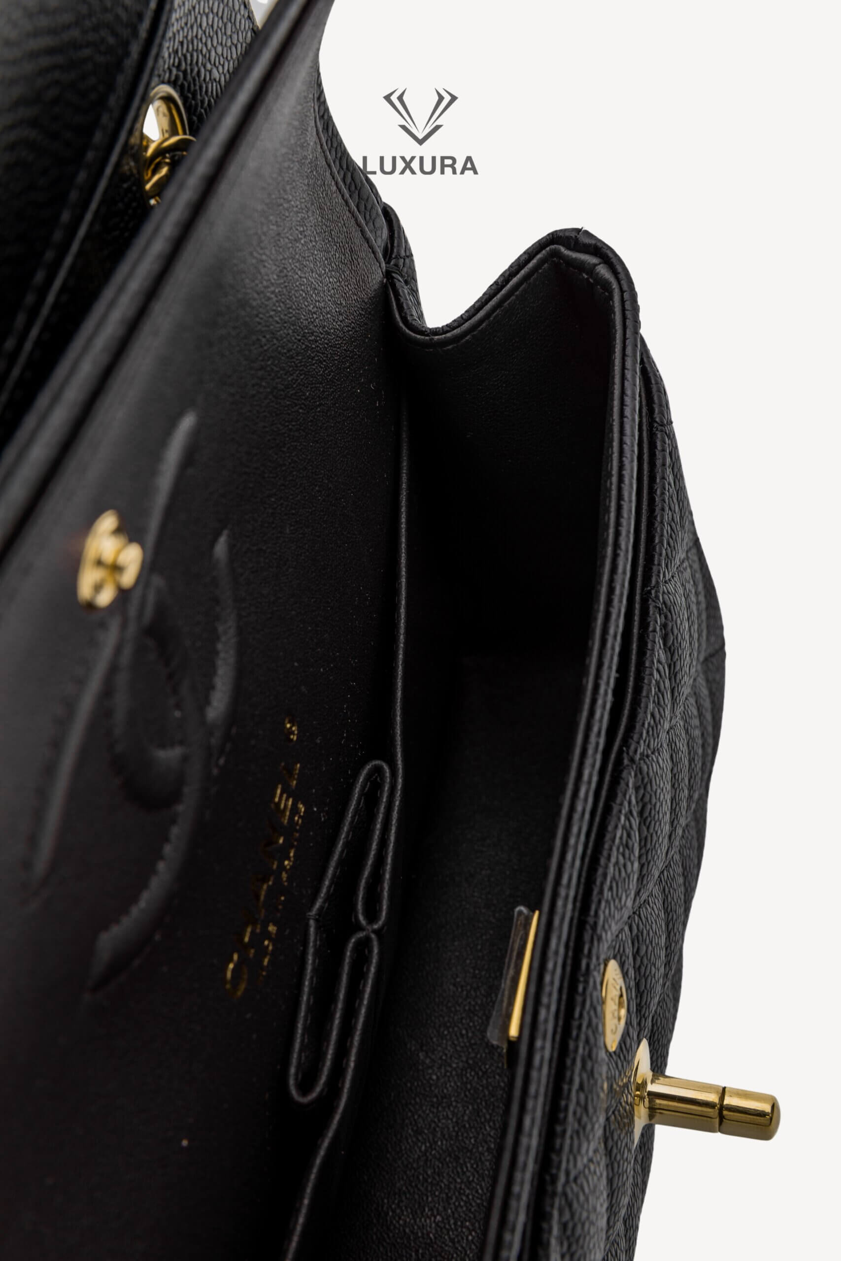 <span style="font-size: 10px;letter-spacing: .15em">HARD TO FIND</span><br> <strong>CHANEL</strong><br> <div style="margin-top:10px;font-size:16px">Small Classic Handbag Black Grained Calfskin Gold Tone Metal</div><br> - Image 12