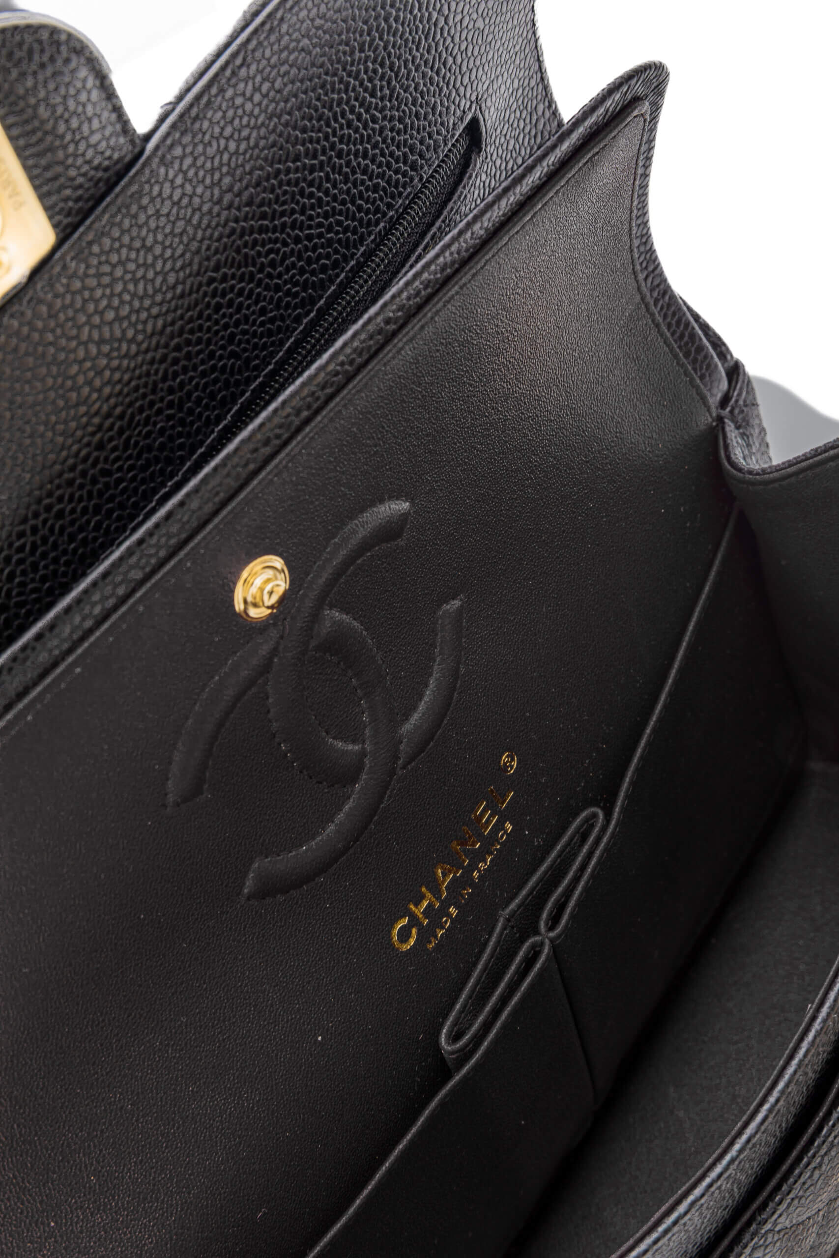 <span style="font-size: 10px;letter-spacing: .15em">HARD TO FIND</span><br> <strong>CHANEL</strong><br> <div style="margin-top:10px;font-size:16px">Small Classic Handbag Black Grained Calfskin Gold Tone Metal</div><br> - Image 16