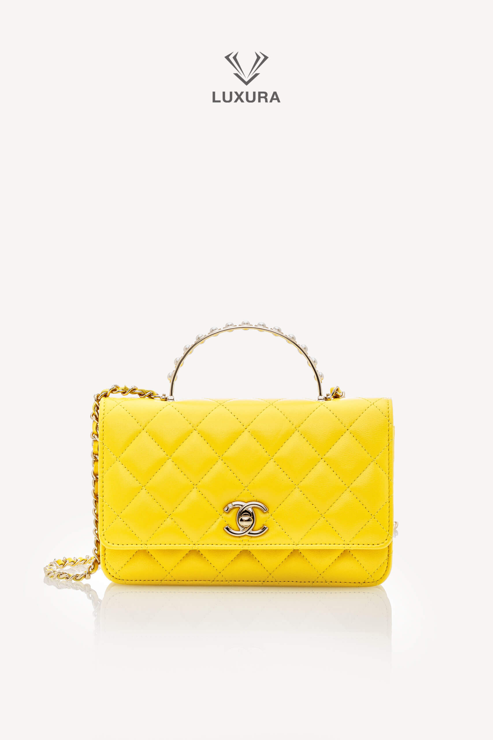 <span style="font-size: 10px;letter-spacing: .15em">HARD TO FIND</span><br> <strong>CHANEL</strong><br> <div style="margin-top:10px;font-size:16px">Top Handle Wallet On Chain Yellow Gold Hardware</div><br> - Image 4