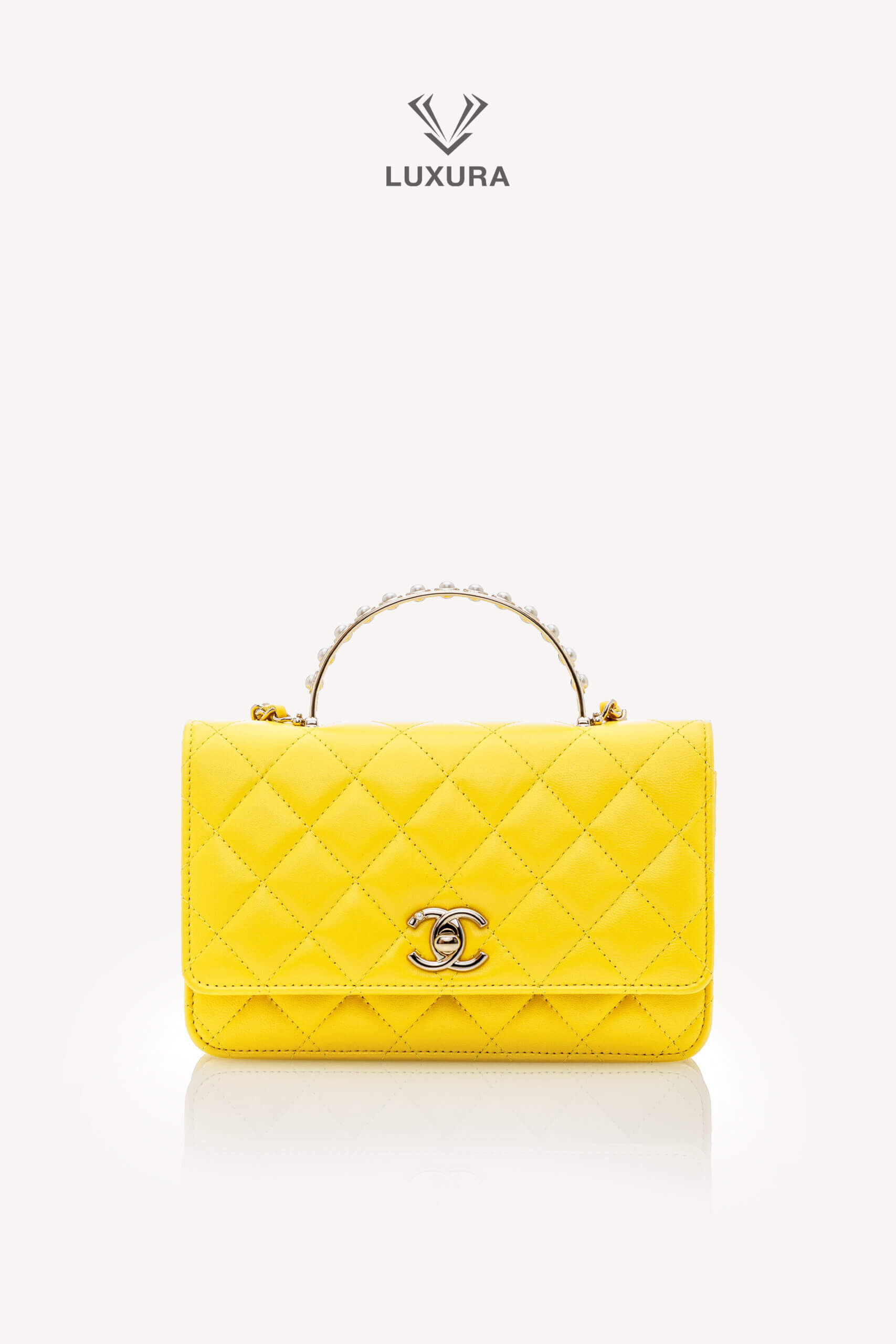 <span style="font-size: 10px;letter-spacing: .15em">HARD TO FIND</span><br> <strong>CHANEL</strong><br> <div style="margin-top:10px;font-size:16px">Top Handle Wallet On Chain Yellow Gold Hardware</div><br> - Image 5