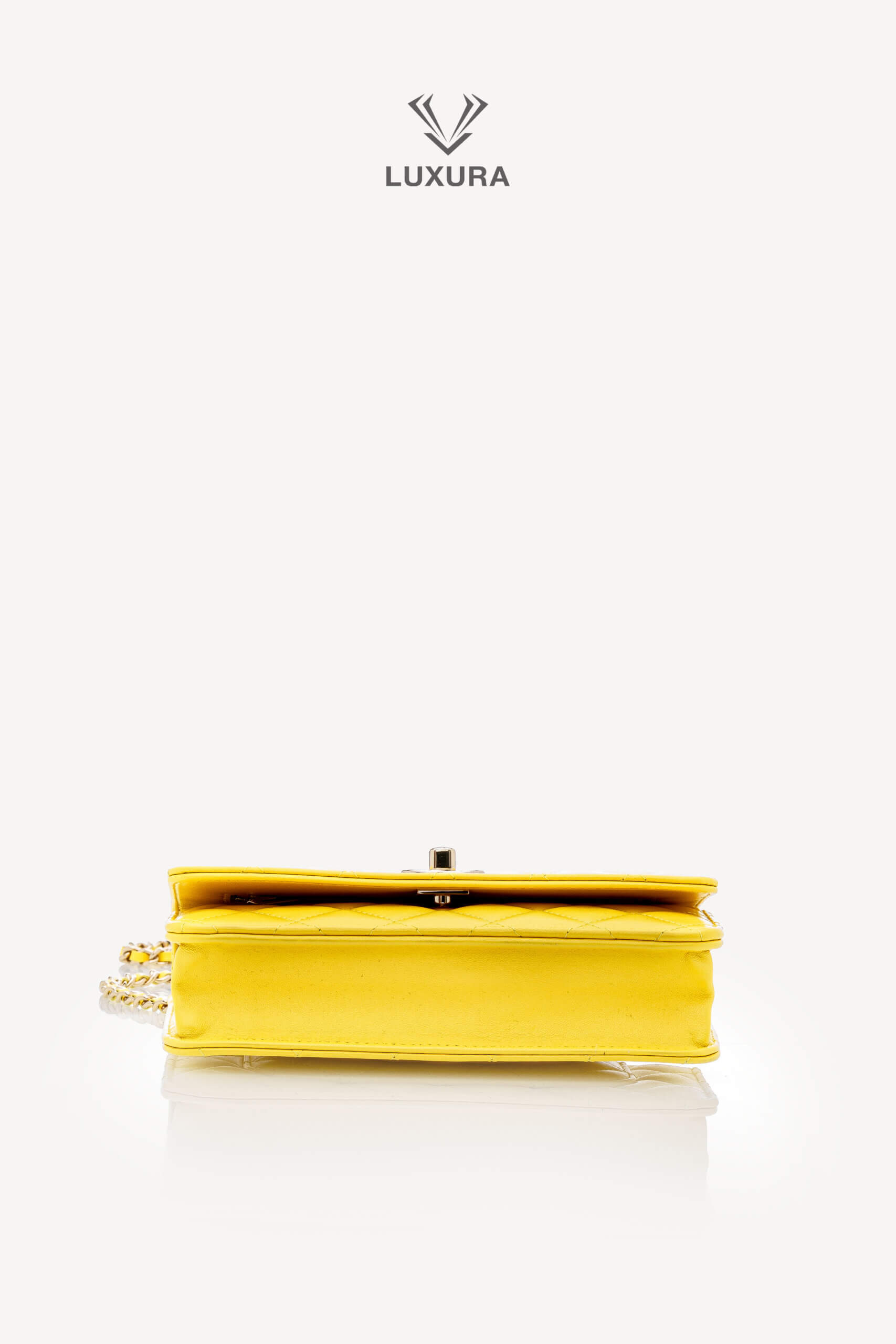 <span style="font-size: 10px;letter-spacing: .15em">HARD TO FIND</span><br> <strong>CHANEL</strong><br> <div style="margin-top:10px;font-size:16px">Top Handle Wallet On Chain Yellow Gold Hardware</div><br> - Image 29