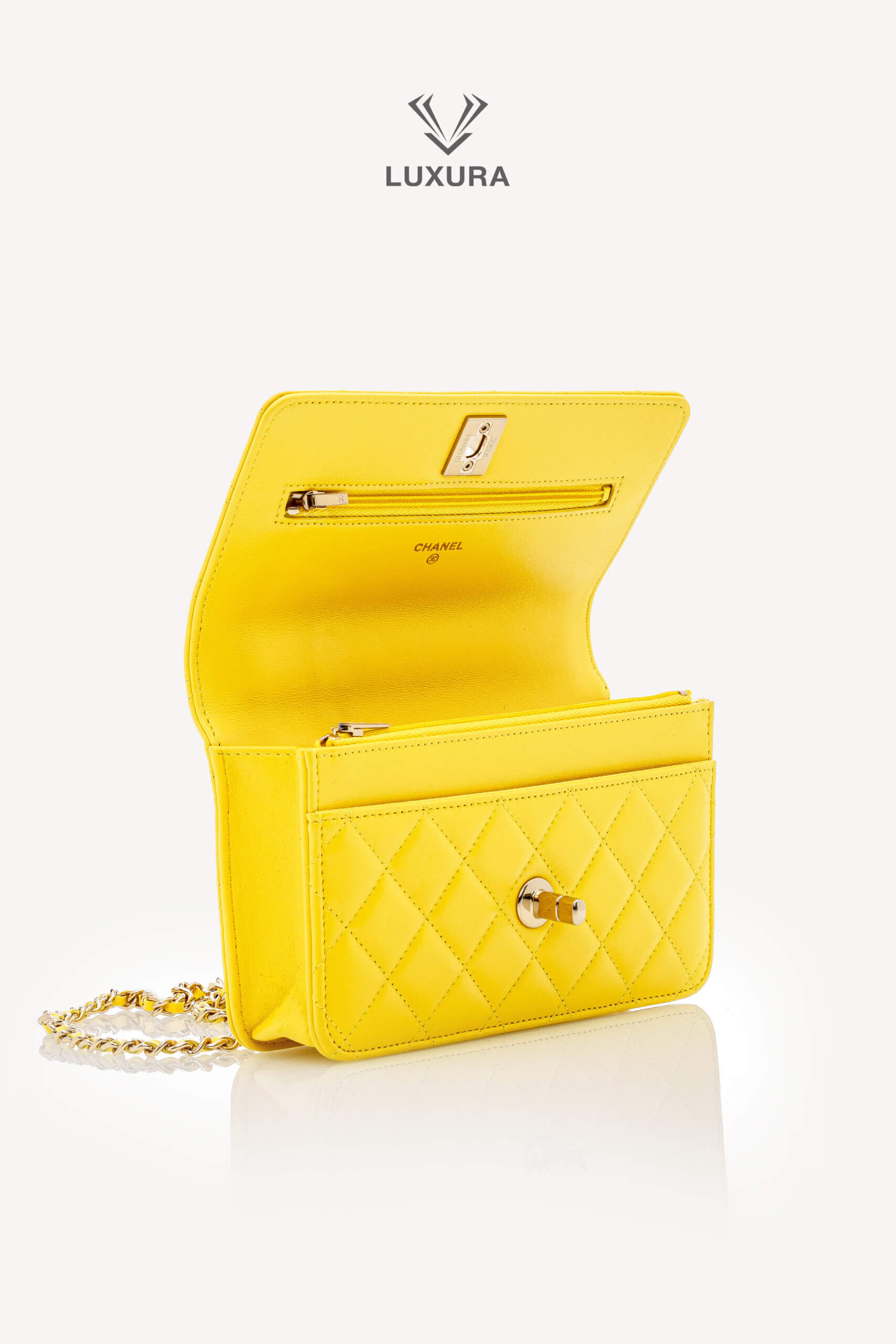 <span style="font-size: 10px;letter-spacing: .15em">HARD TO FIND</span><br> <strong>CHANEL</strong><br> <div style="margin-top:10px;font-size:16px">Top Handle Wallet On Chain Yellow Gold Hardware</div><br> - Image 8