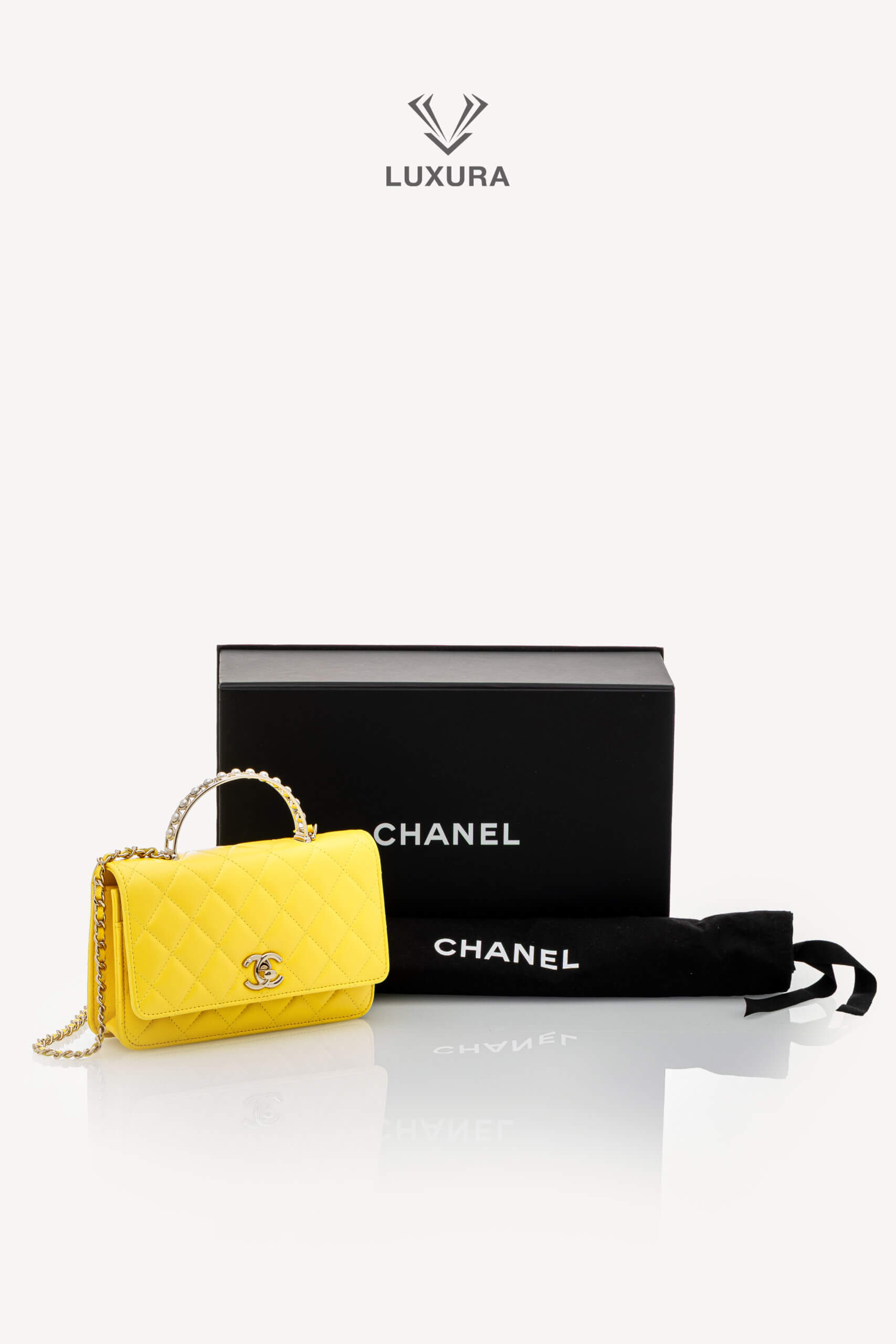 <span style="font-size: 10px;letter-spacing: .15em">HARD TO FIND</span><br> <strong>CHANEL</strong><br> <div style="margin-top:10px;font-size:16px">Top Handle Wallet On Chain Yellow Gold Hardware</div><br> - Image 2