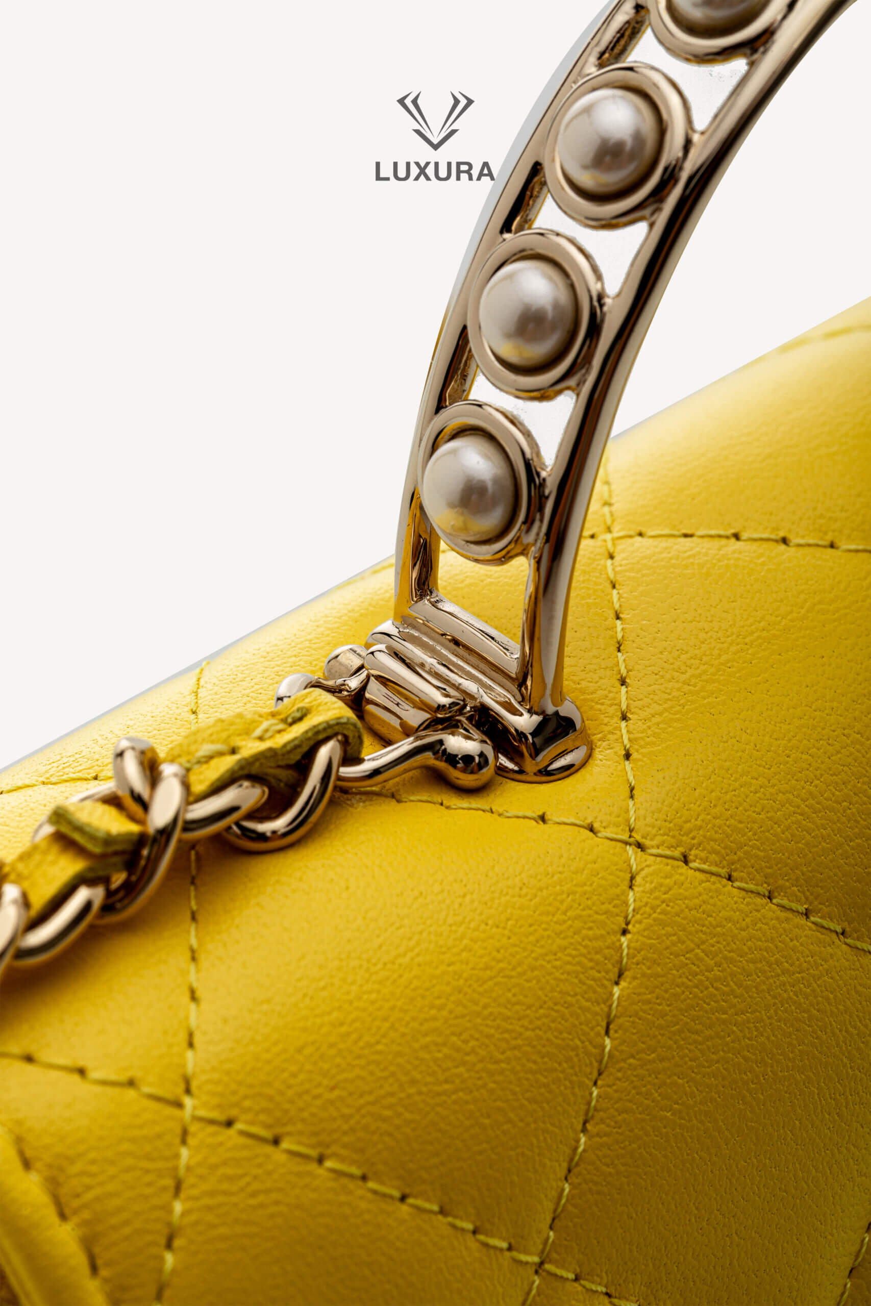 <span style="font-size: 10px;letter-spacing: .15em">HARD TO FIND</span><br> <strong>CHANEL</strong><br> <div style="margin-top:10px;font-size:16px">Top Handle Wallet On Chain Yellow Gold Hardware</div><br> - Image 19