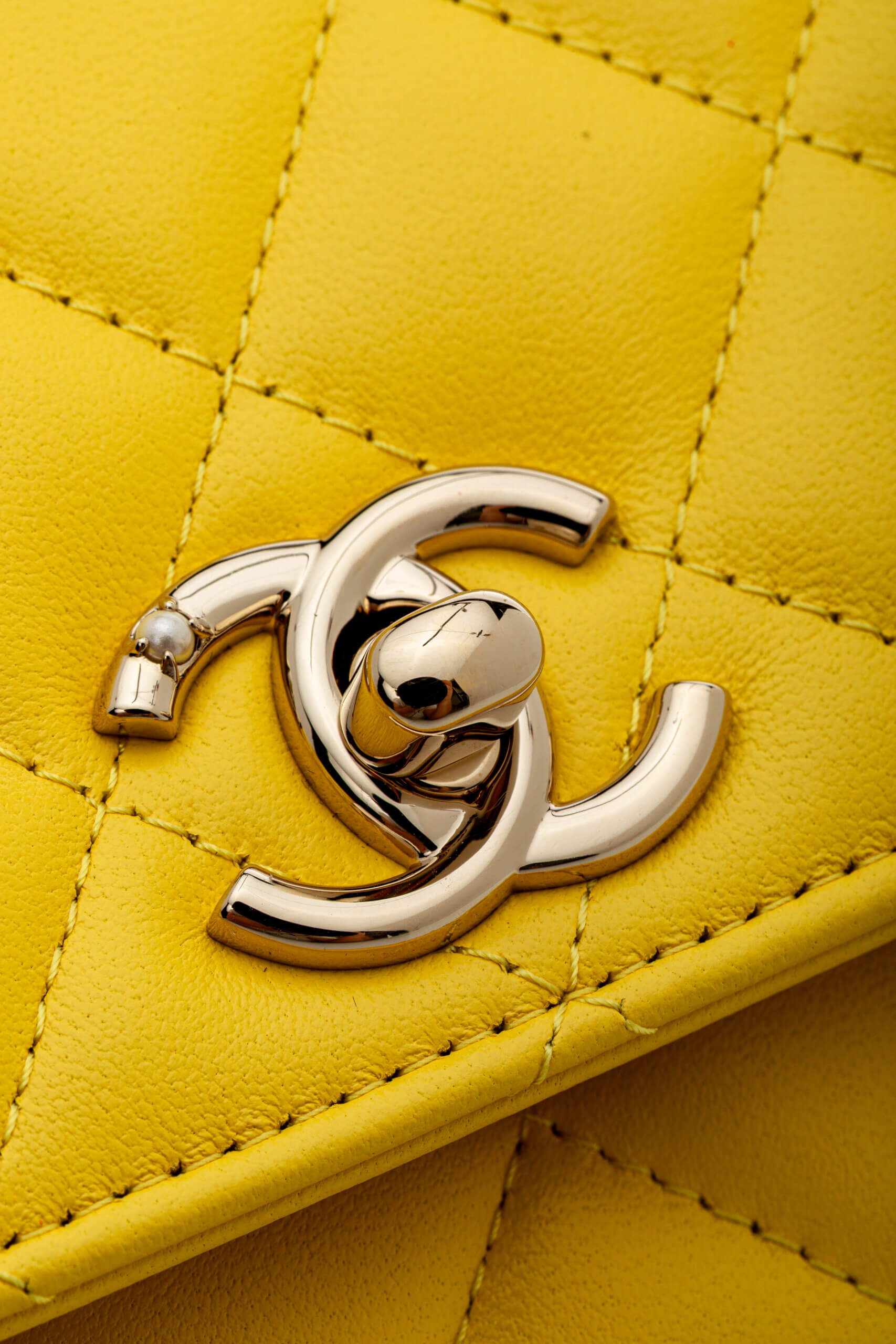<span style="font-size: 10px;letter-spacing: .15em">HARD TO FIND</span><br> <strong>CHANEL</strong><br> <div style="margin-top:10px;font-size:16px">Top Handle Wallet On Chain Yellow Gold Hardware</div><br> - Image 10