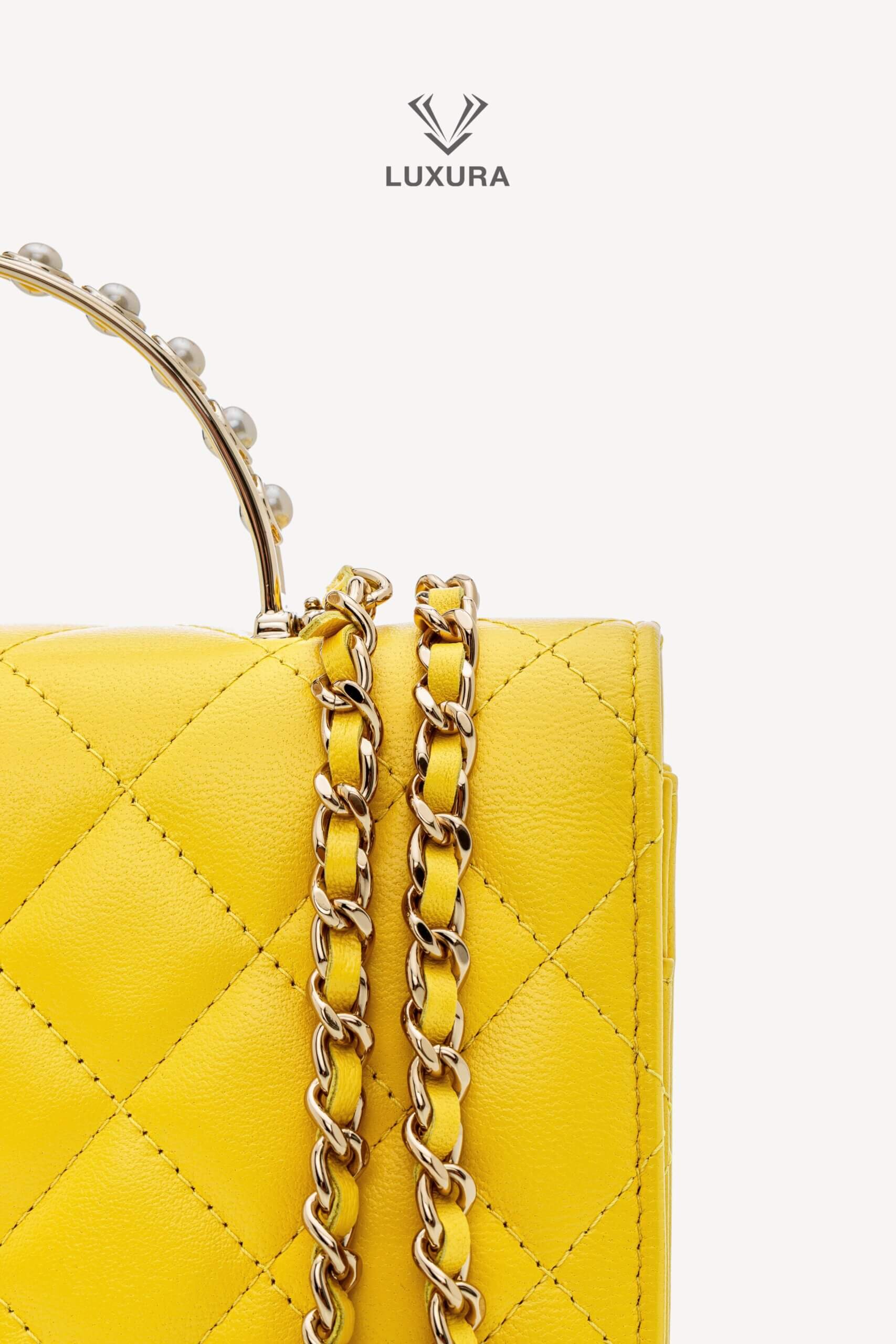 <span style="font-size: 10px;letter-spacing: .15em">HARD TO FIND</span><br> <strong>CHANEL</strong><br> <div style="margin-top:10px;font-size:16px">Top Handle Wallet On Chain Yellow Gold Hardware</div><br> - Image 16